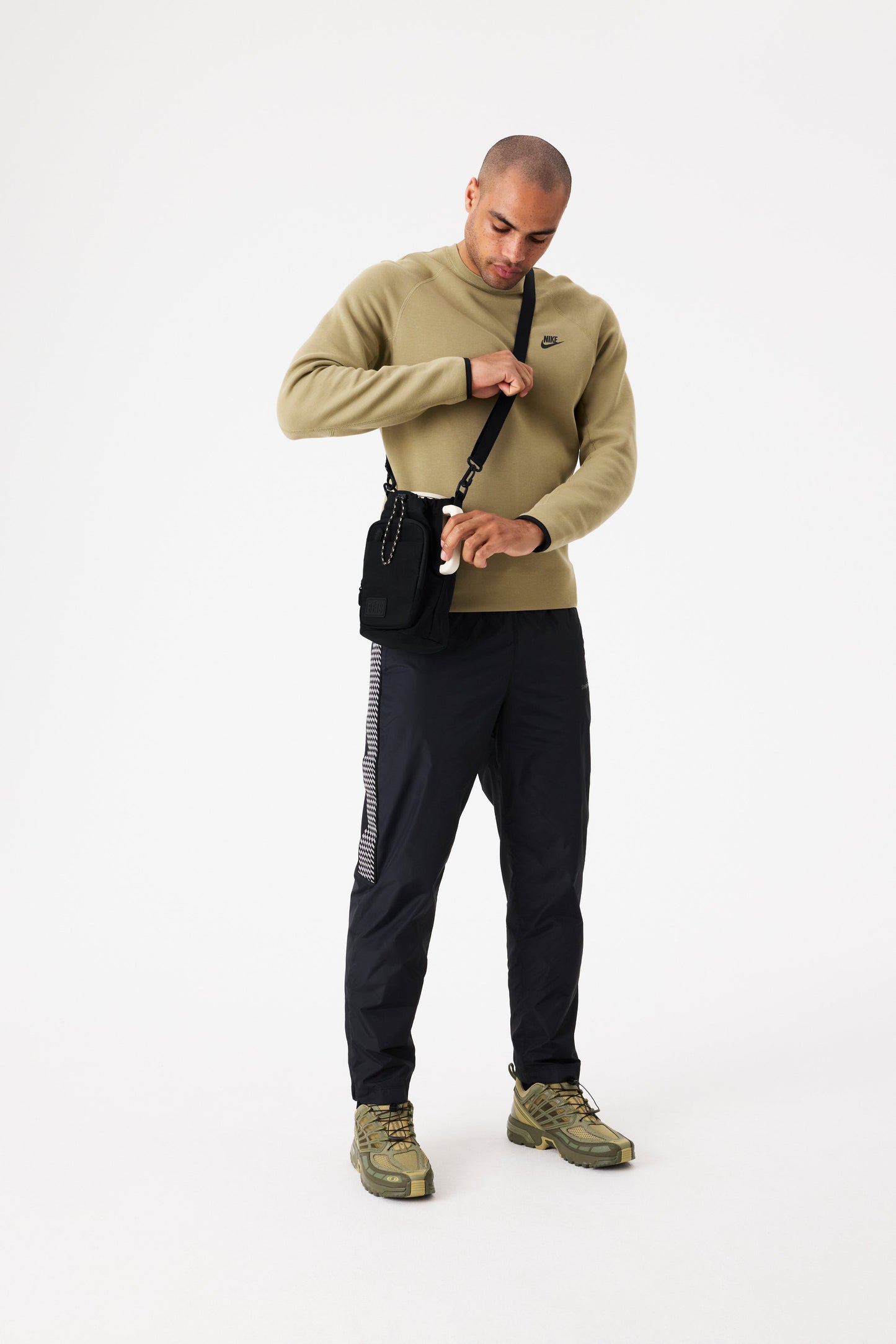 Resale The Magnetic Water Bottle Sling in Black