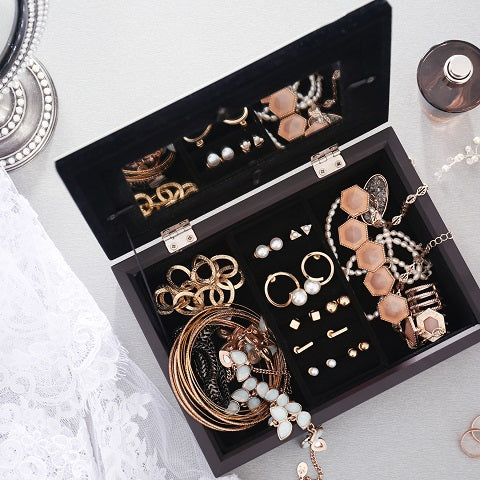 4 Tips For How To Pack Jewelry When Traveling | Béis Travel