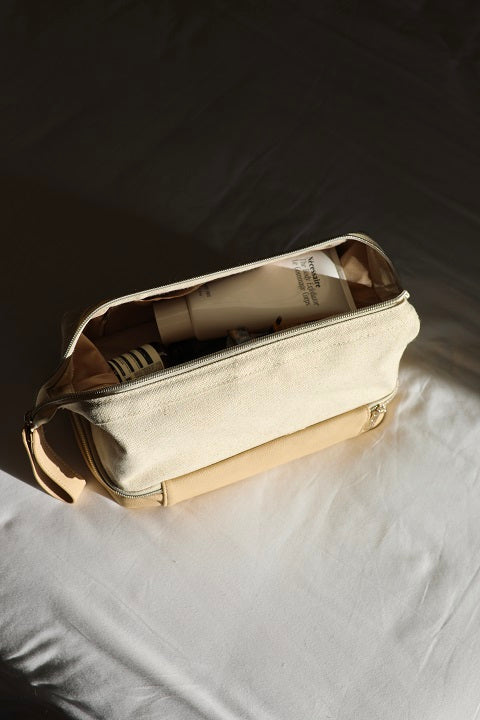 A Dopp kit, small bag, with a squared base and zippered top