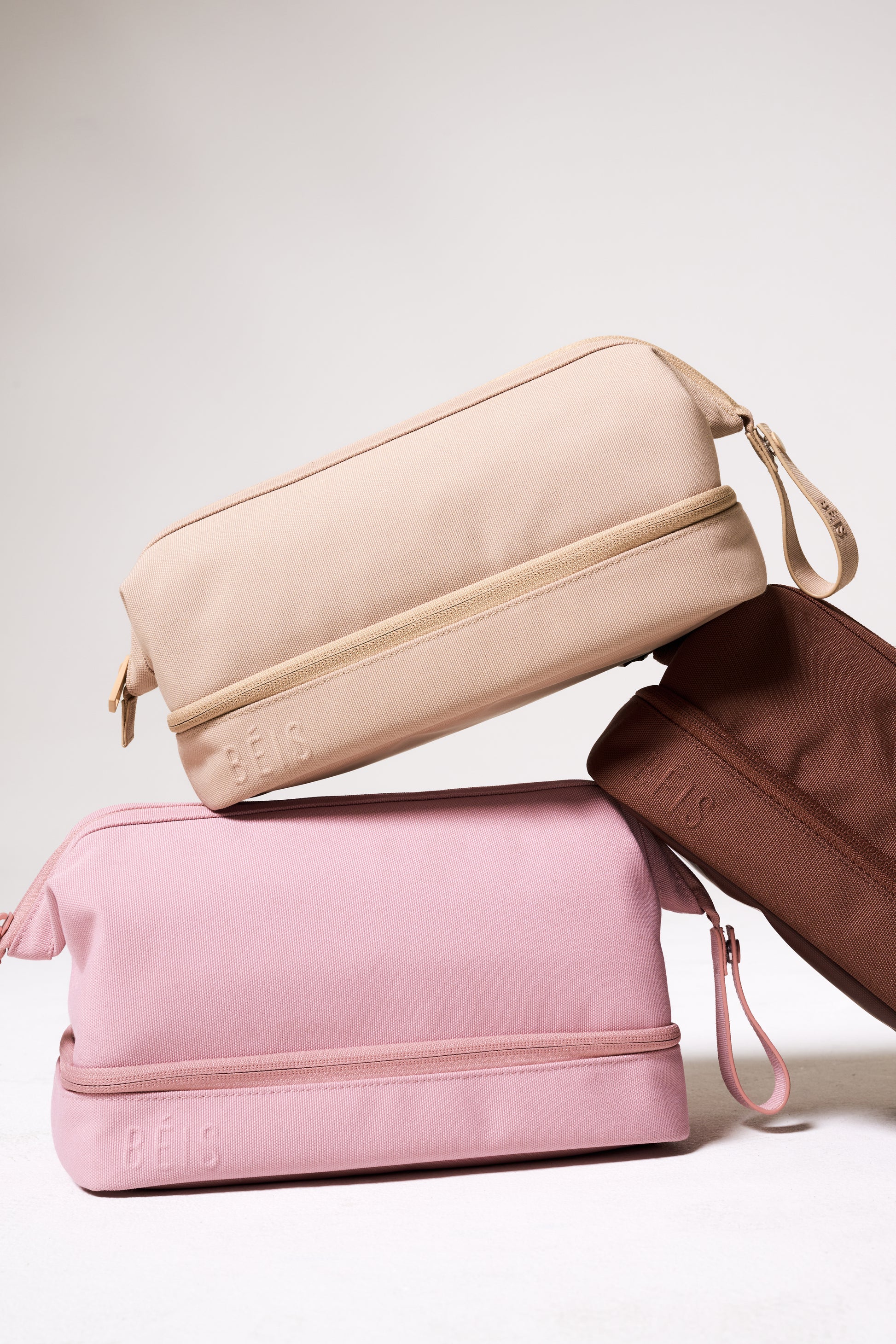BÉIS ‘The Dopp Kit’ in Beige