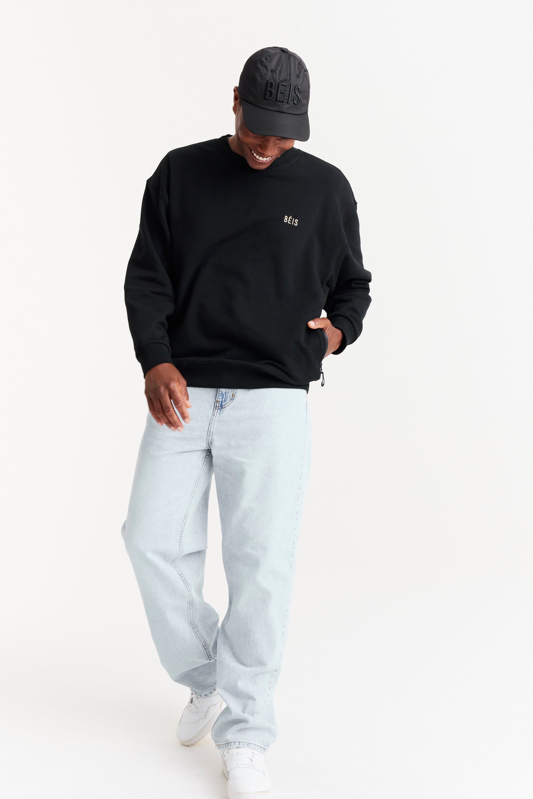 BÉIS 'The Sweatshirt' in Black - Sweatshirt With Zipper Pockets & Key Leash