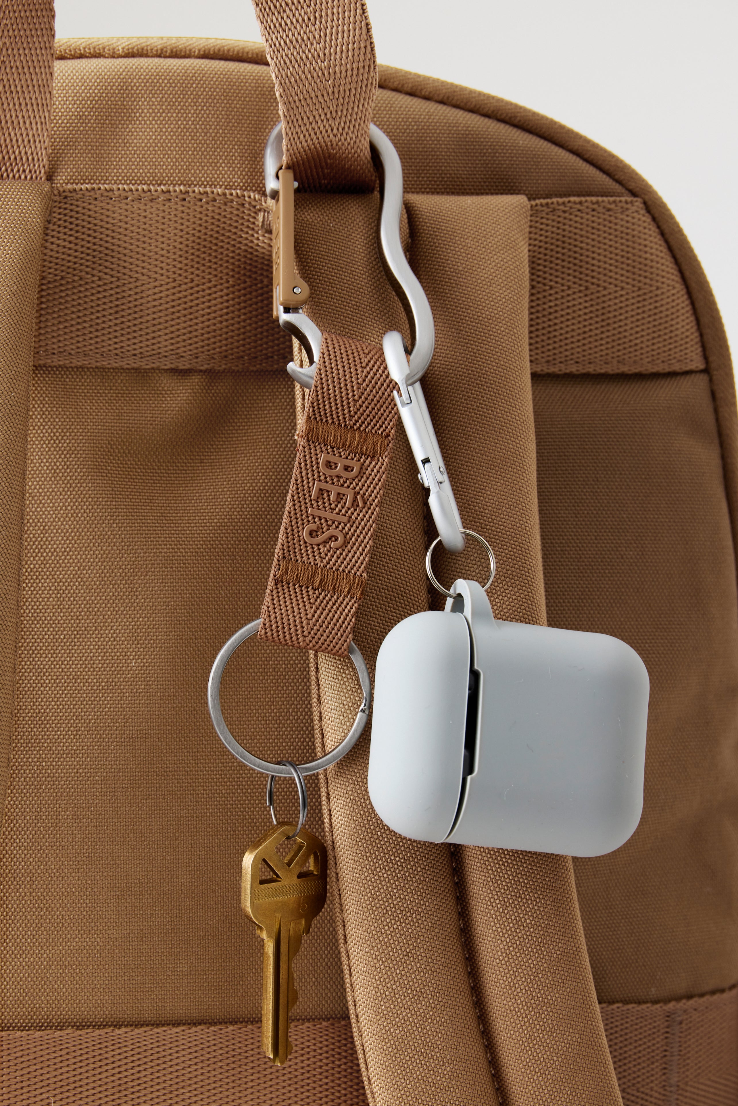 【BEIS】★カラビナ★ The Carabiner BÉIS 'The Carabiner' in Camel - Travel Accessory Clip in
