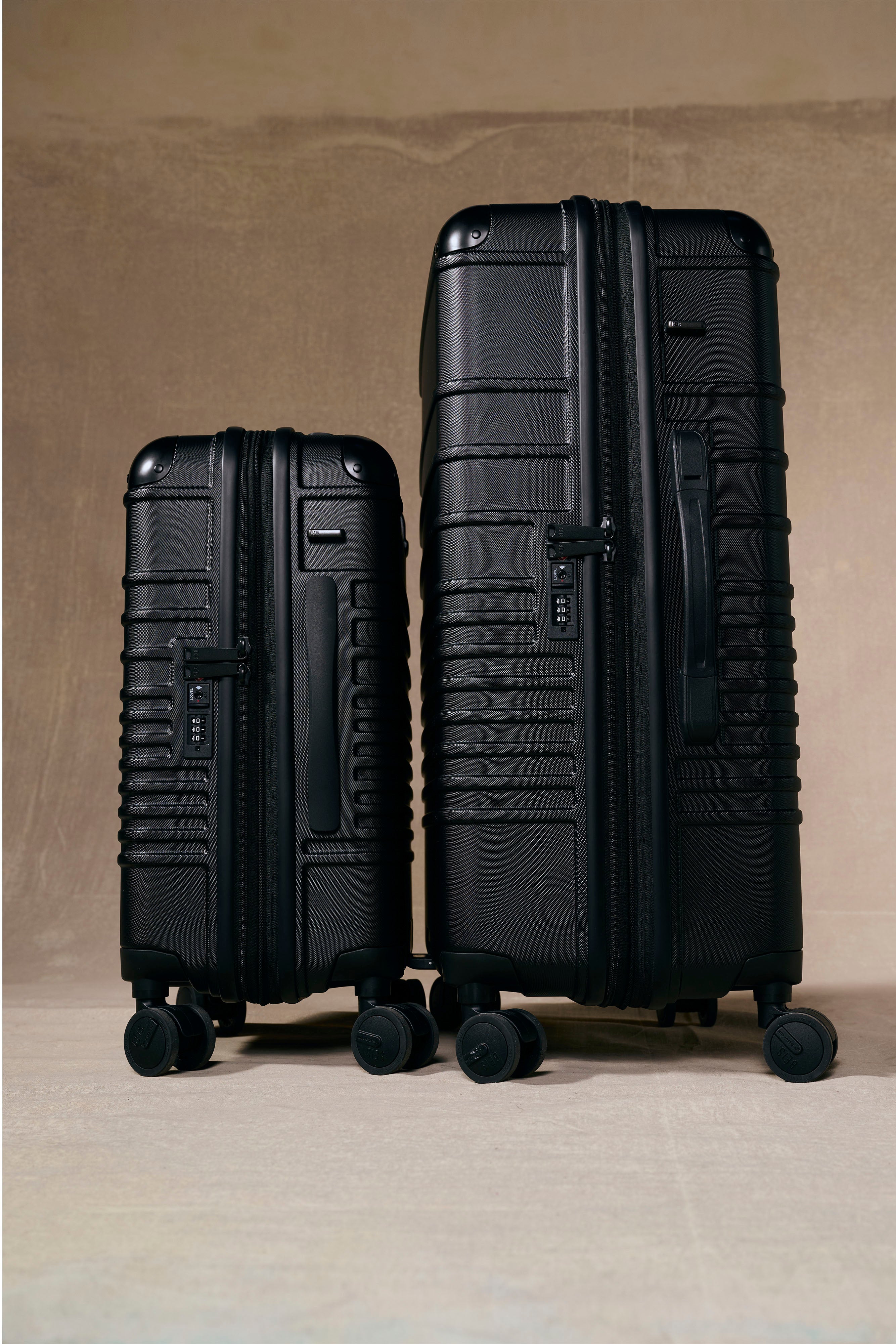 バッグ HYBRID Check-In M BLACK Hybrid Check-In M Suitcase | Matte Black | RIMOWA