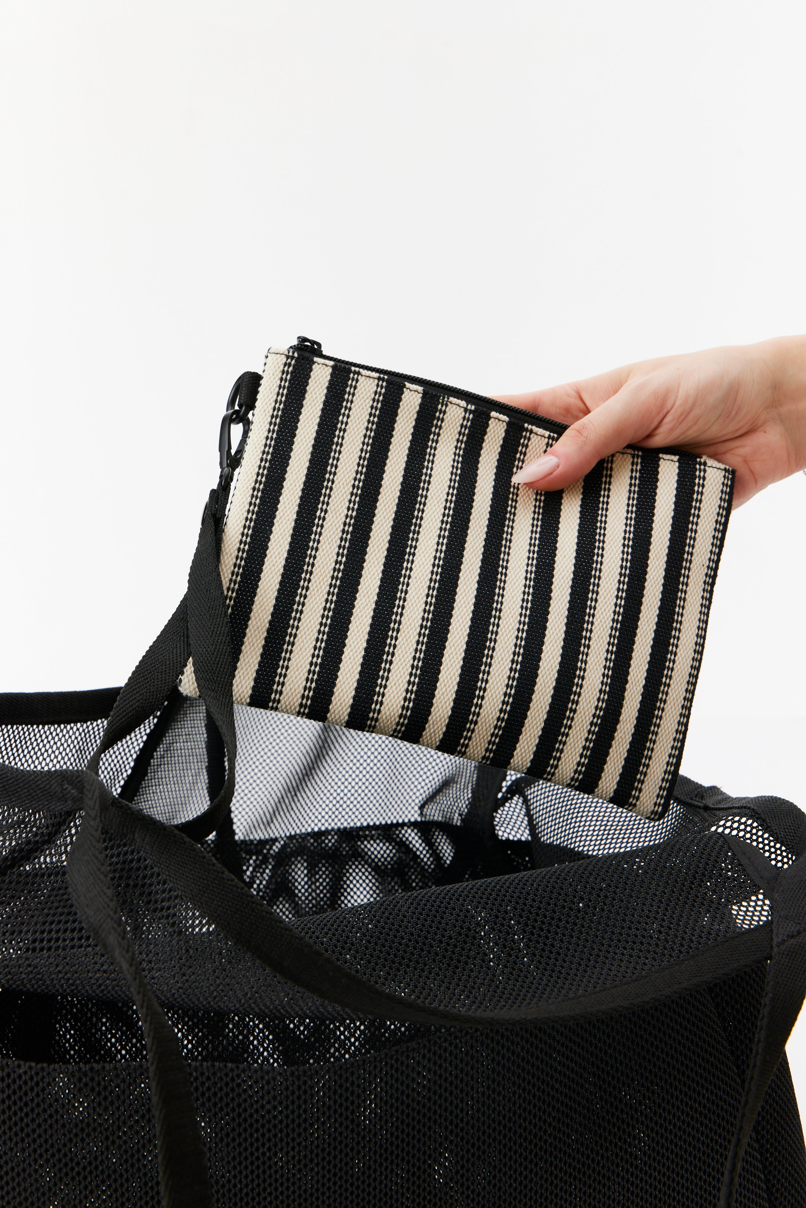 BÉIS 'The Mesh Beach Tote' in Black - Mesh Beach Bag & Beach Tote Bag ...