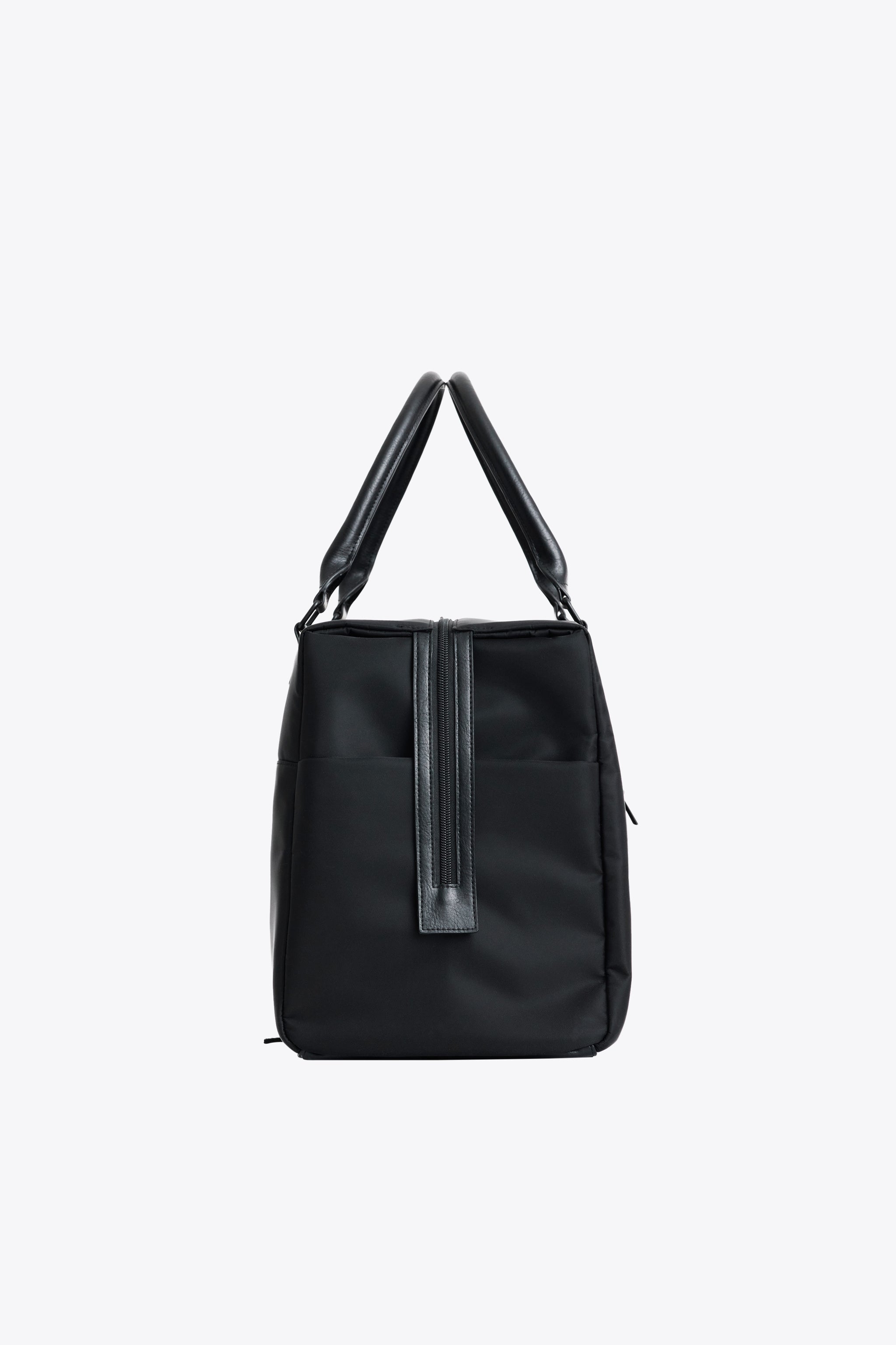 BÉIS 'The Commuter Duffle' In Black - Black Duffle Bag & Overnight Bag