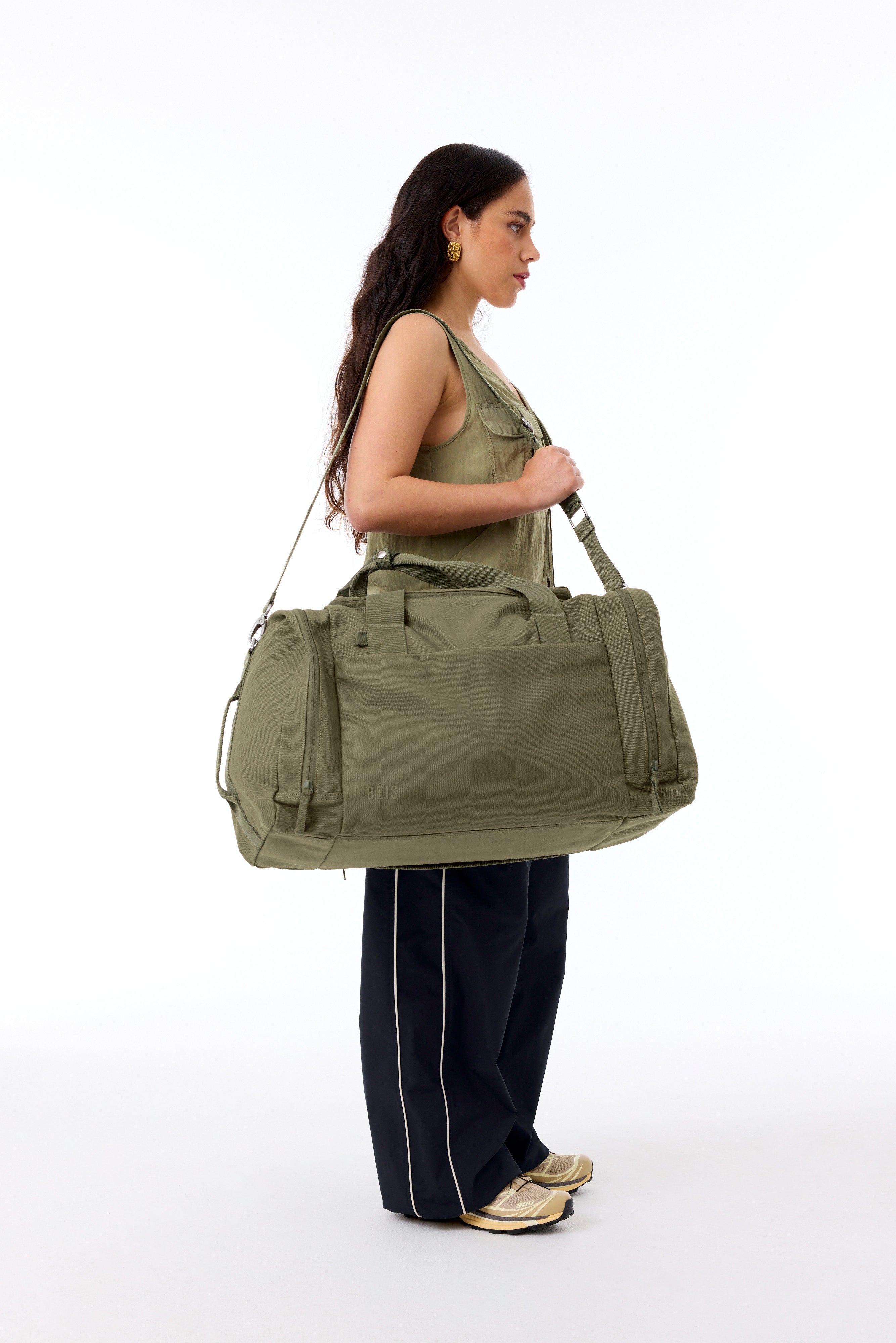 BÉIS 'The Utility Duffle' in Olive - Heavy Duty Duffle Bag for Travel in Olive Green
