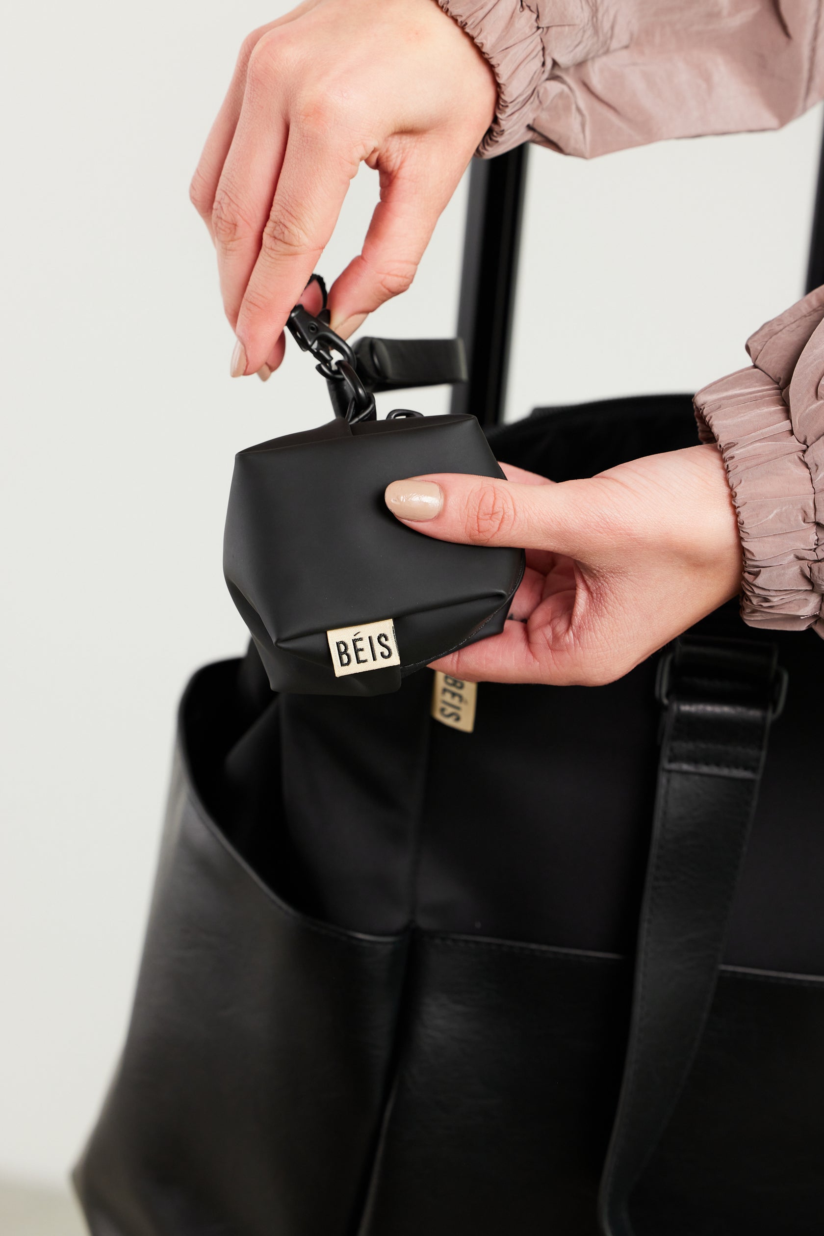 BÉIS 'The Diaper Bag' in Black Fashionable Diaper Bag & Diaper Tote Bag