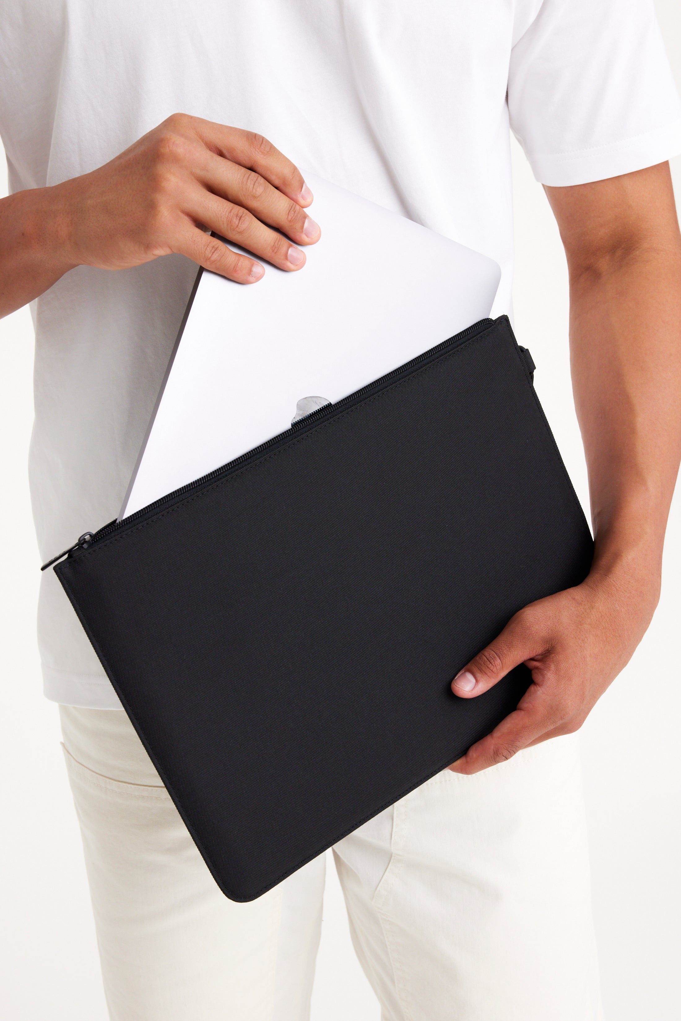 BÉIS 'The BEISICS Laptop Pouch' in Black Padded Laptop Sleeve in Black