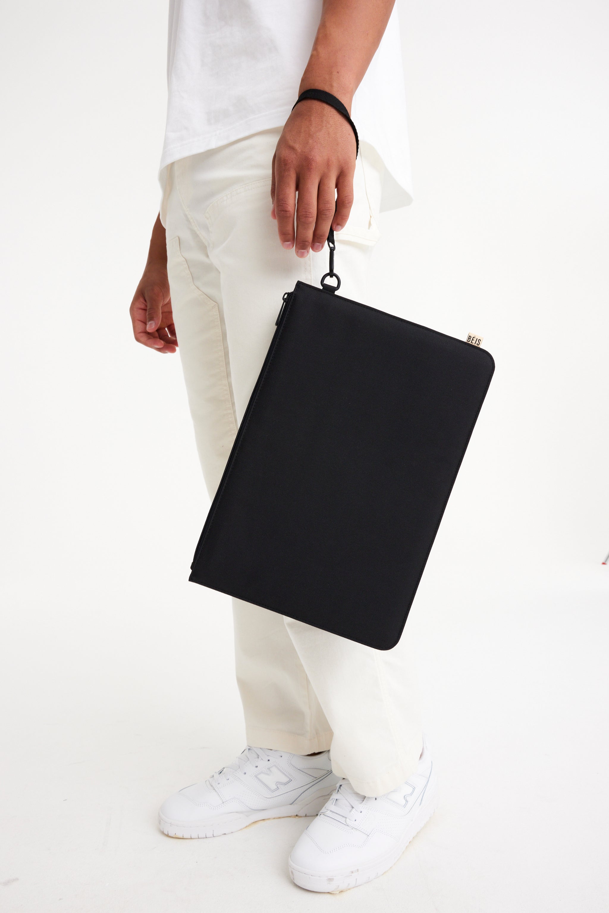 BÉIS 'The BEISICS Laptop Pouch' in Black - Padded Laptop Sleeve in Black