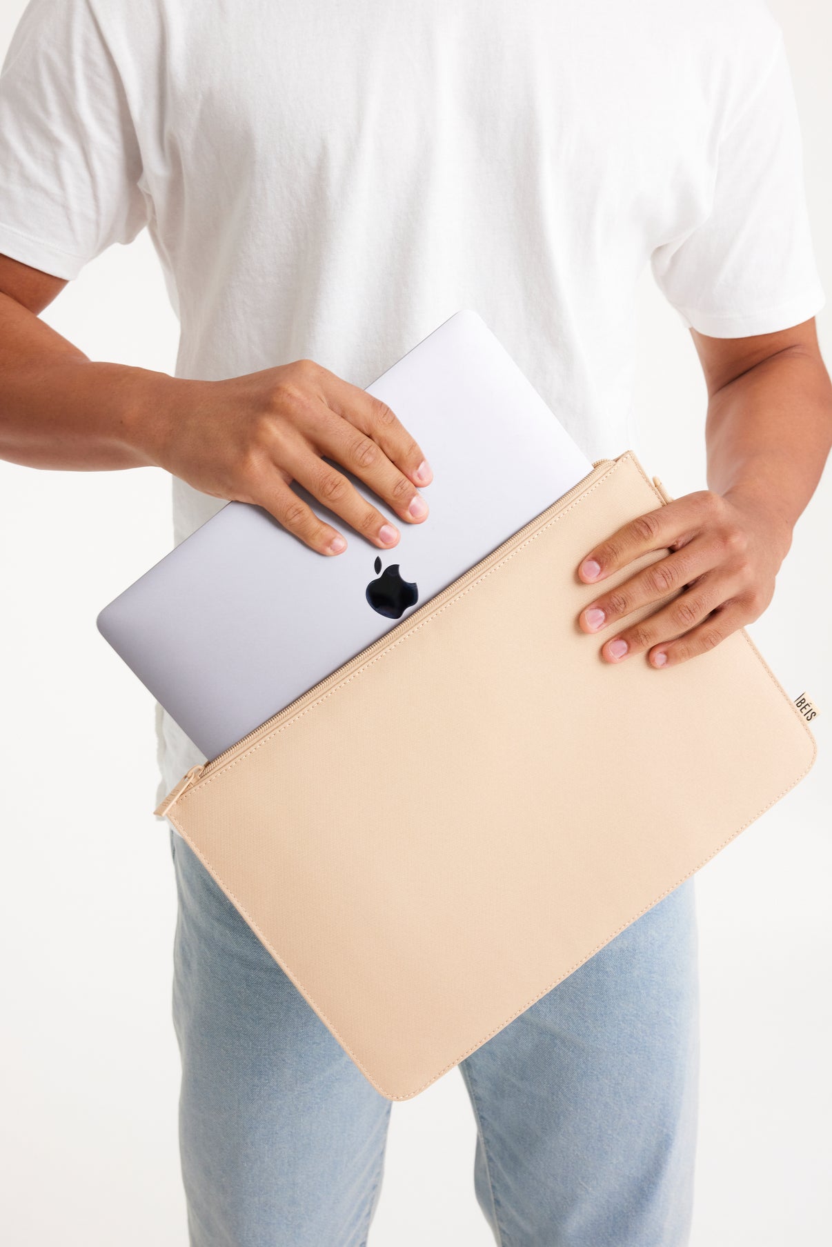 BÉIS 'The BEISICS Laptop Pouch' in Beige - Padded Laptop Sleeve in Beige