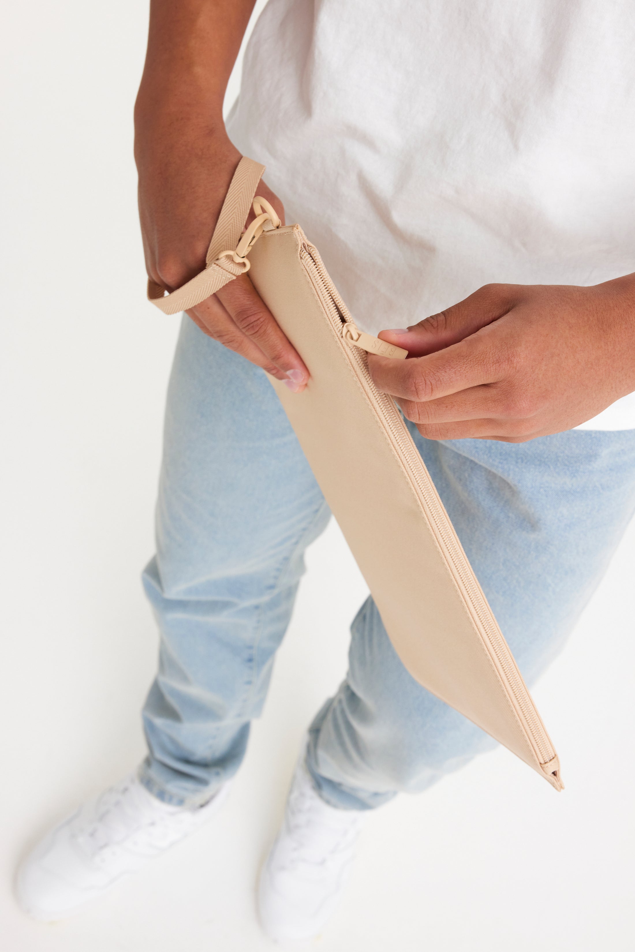 BÉIS 'The BEISICS Laptop Pouch' in Beige Padded Laptop Sleeve in Beige