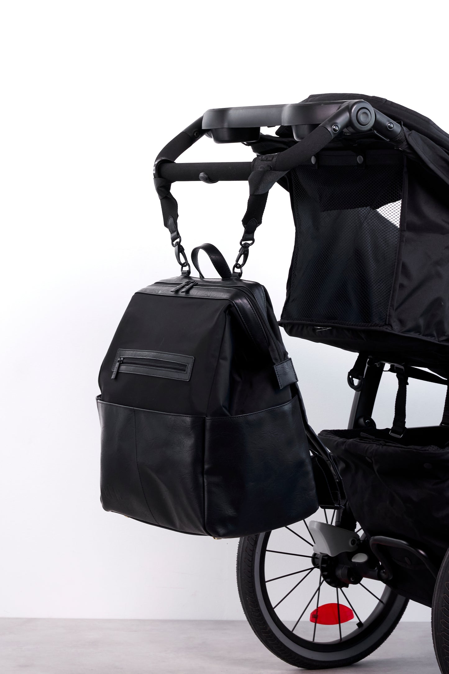 BÉIS 'The Diaper Backpack' in Black - Black Diaper Bag & Diaper Backpack
