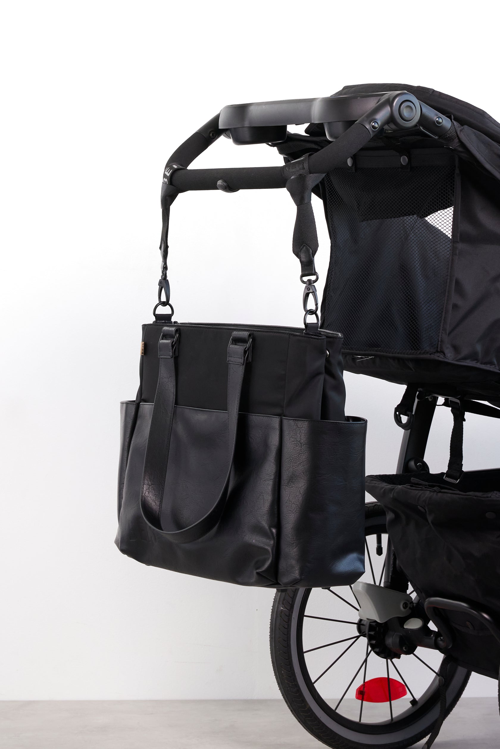 BÉIS 'The Diaper Bag' in Black - Fashionable Diaper Bag & Diaper Tote Bag