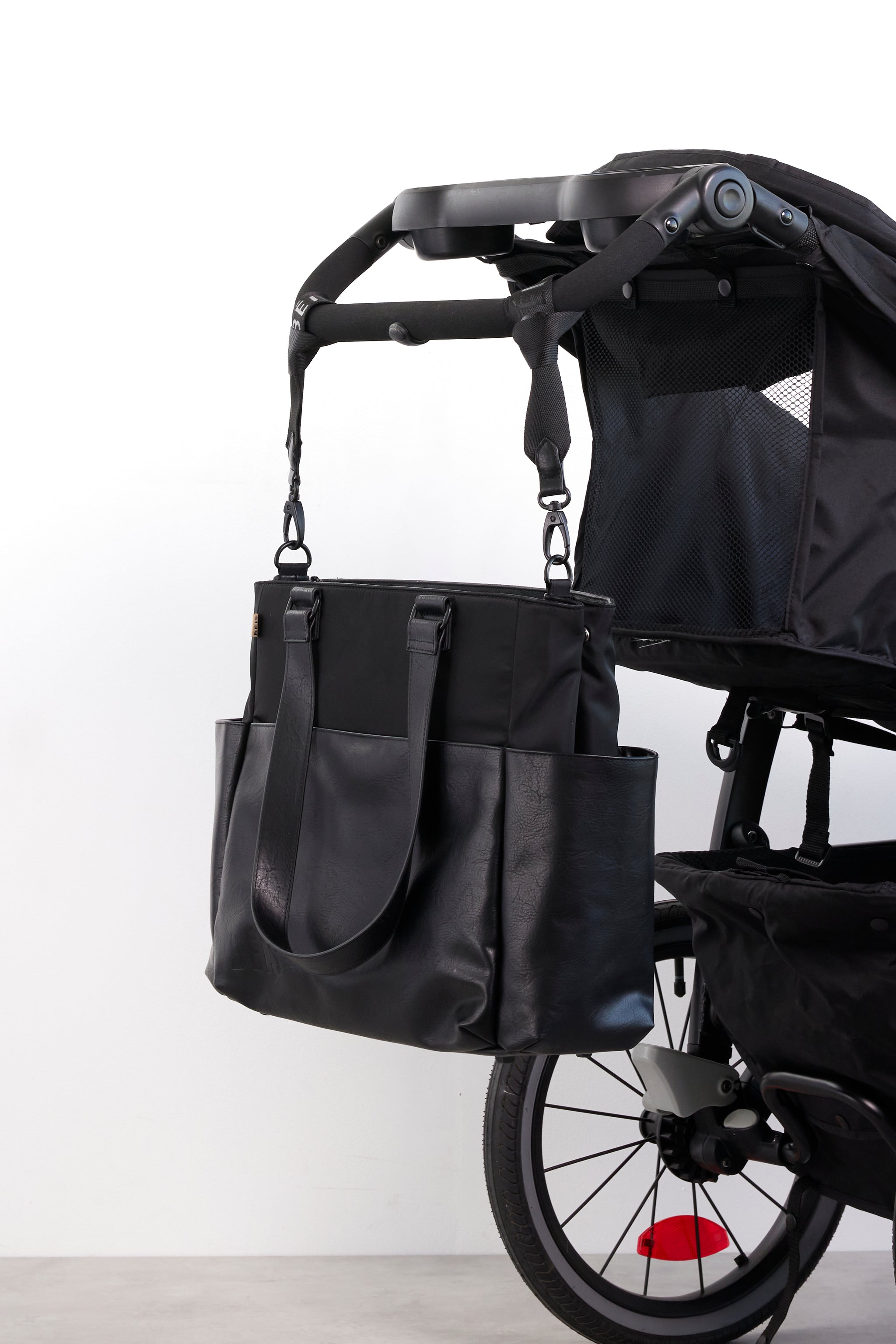 BÉIS 'The Diaper Bag' in Black Fashionable Diaper Bag & Diaper Tote Bag