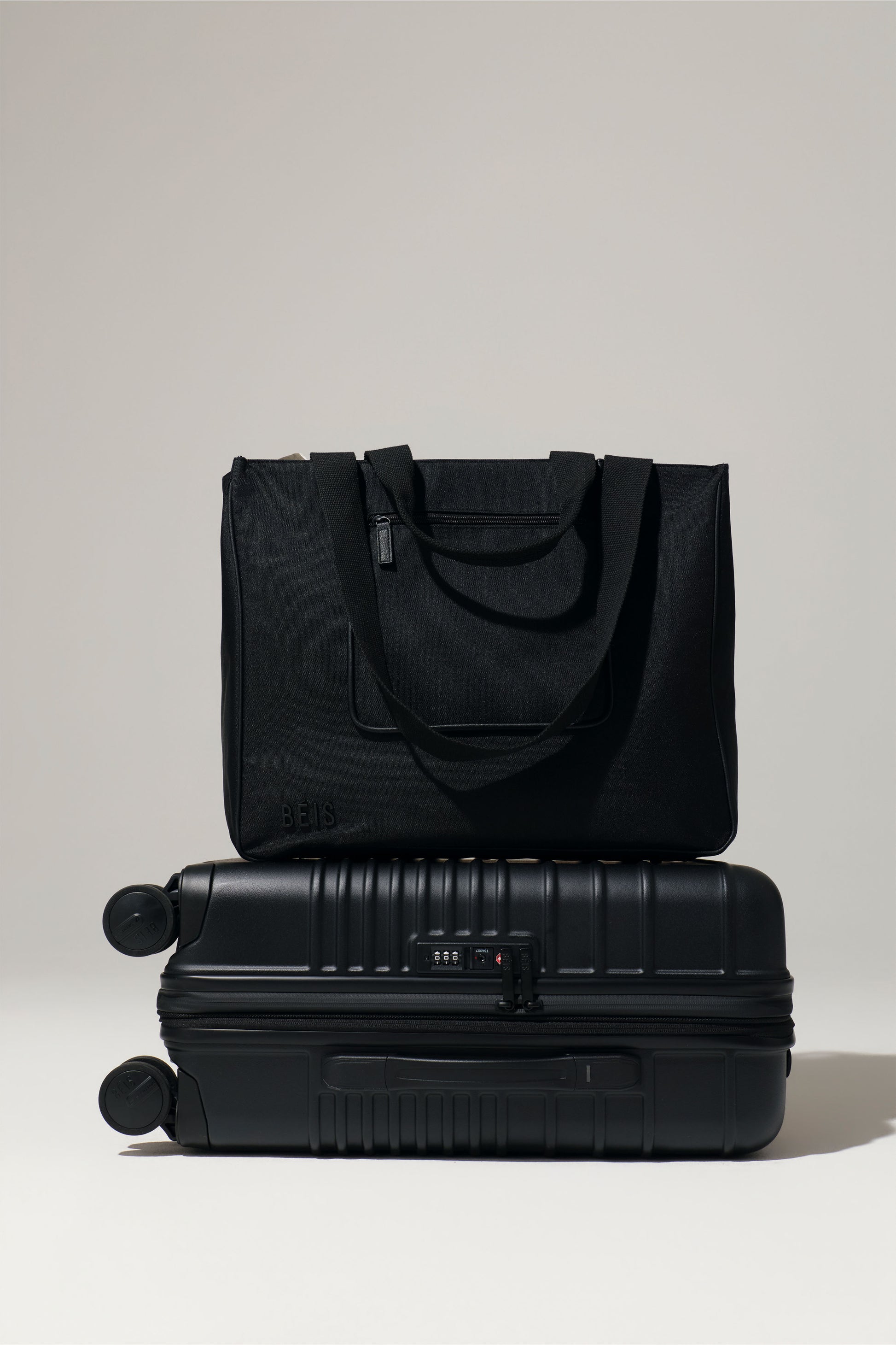 beis travel tote bag BÉIS 'The Tote Travel Set' in Black