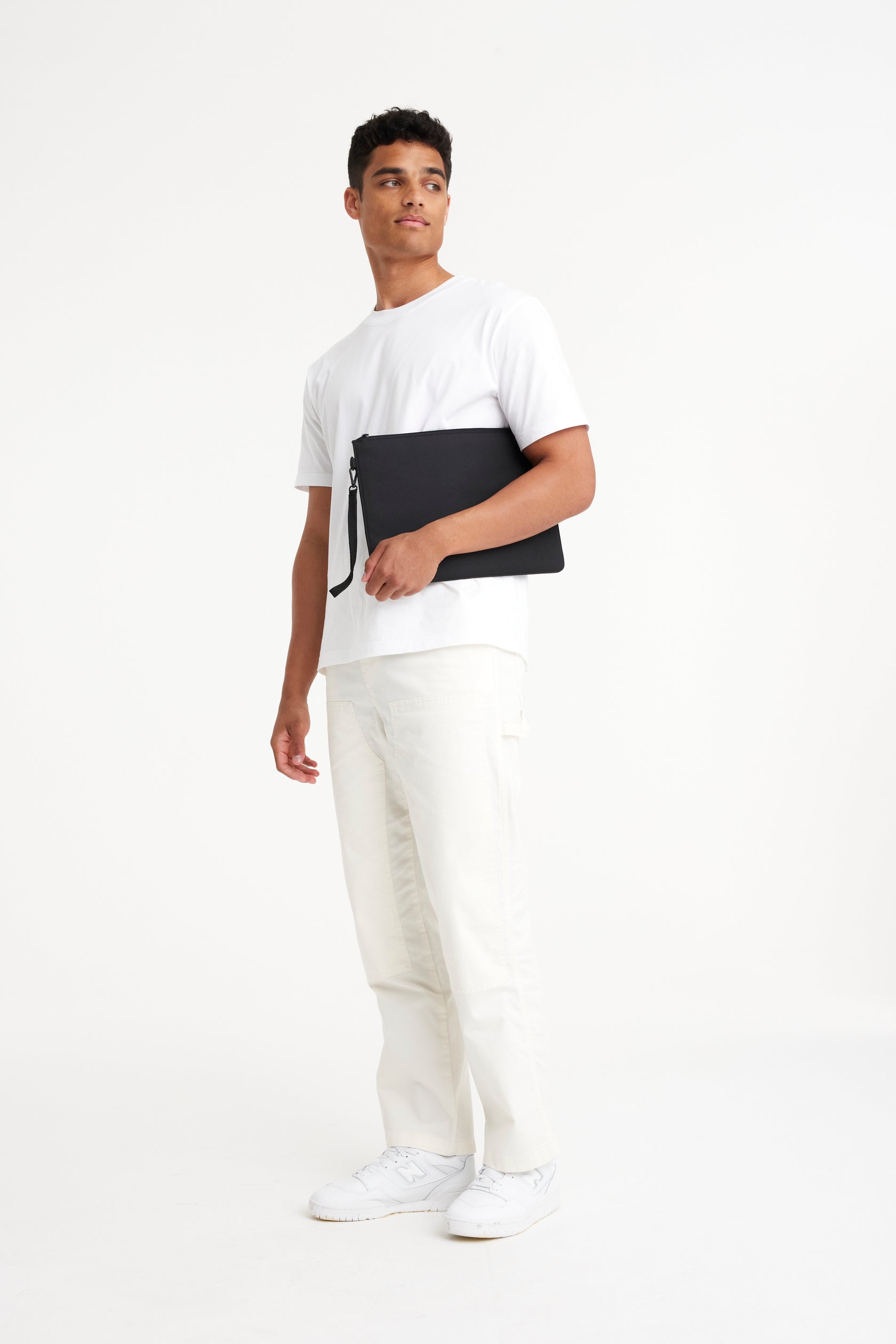 BÉIS 'The BEISICS Laptop Pouch' in Black Padded Laptop Sleeve in Black