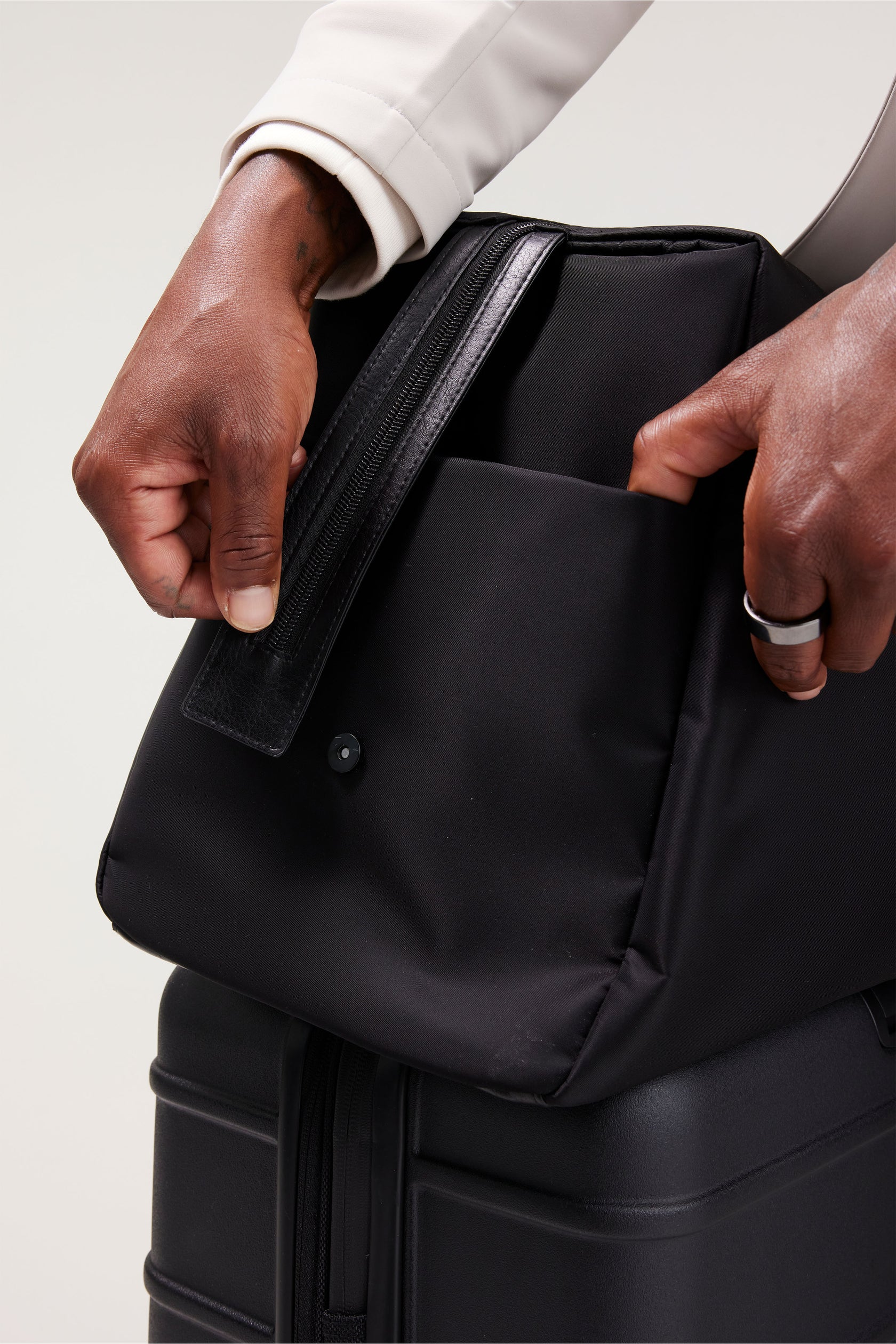 BÉIS 'The Commuter Duffle' In Black - Black Duffle Bag & Overnight Bag