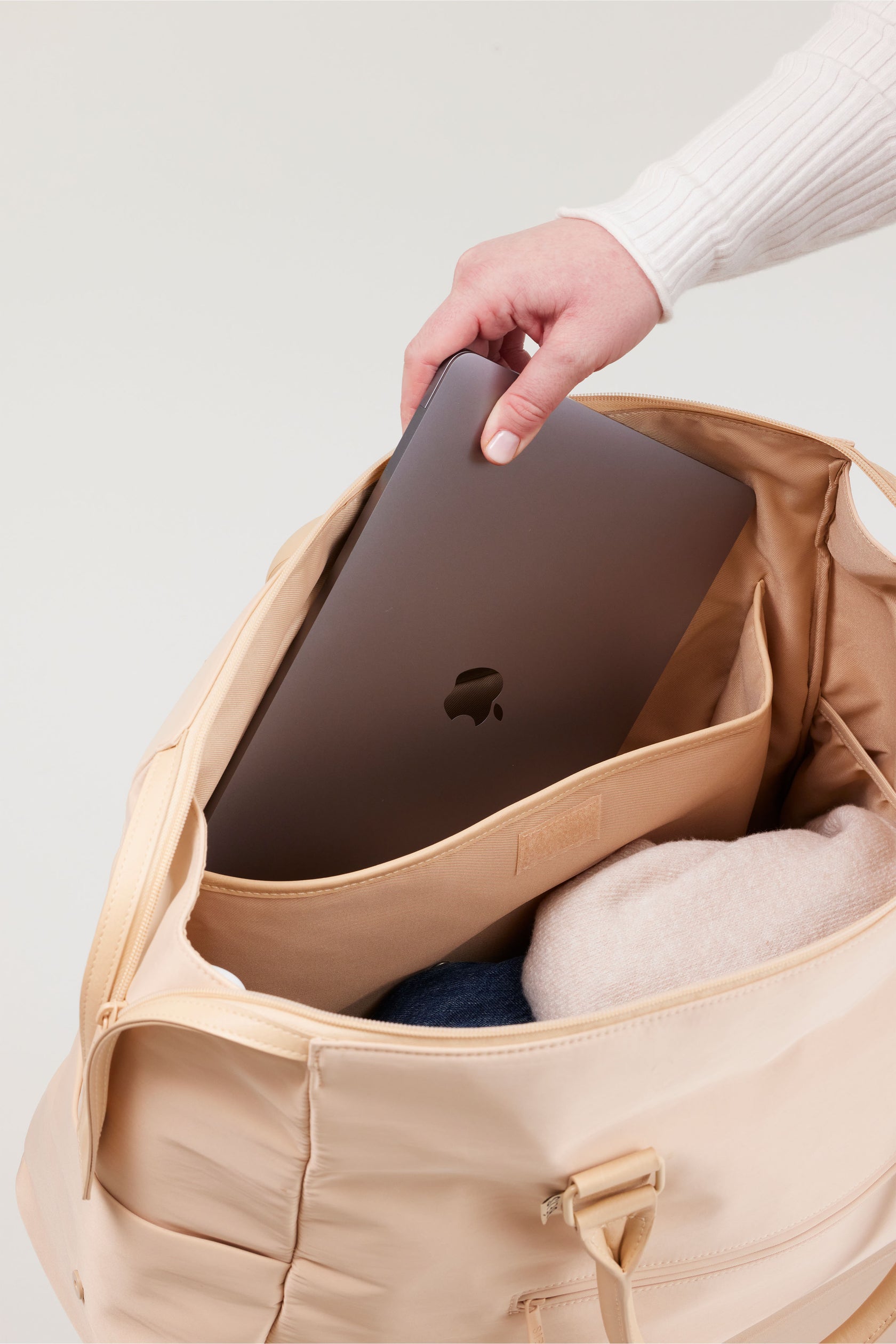 BÉIS 'The Commuter Duffle' In Beige - Beige Duffle Bag & Overnight Bag