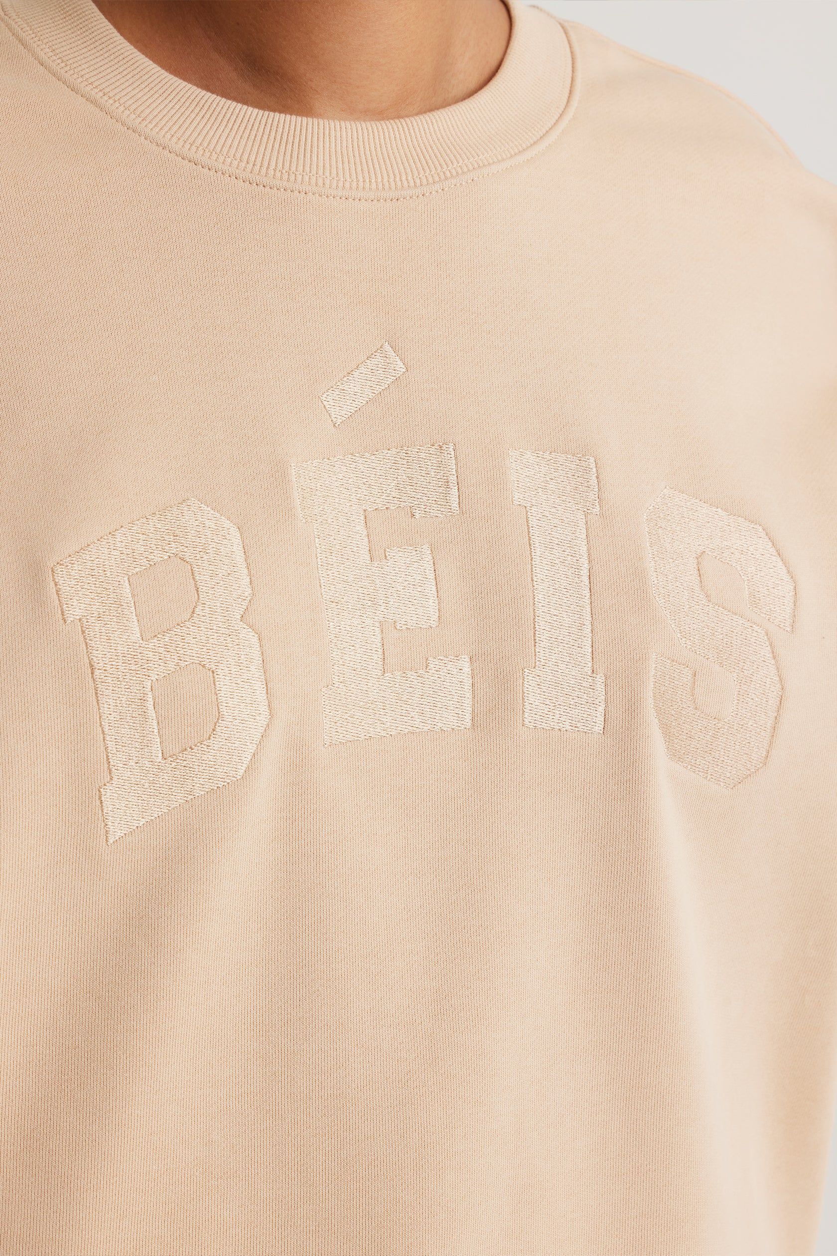 BÉIS 'The Sweatshirt' in Beige - Sweatshirt With Zipper Pockets & Key Leash