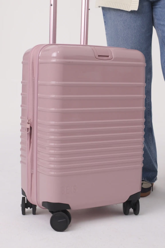 BÉIS 'The Carry-On Roller' in Glossy Atlas Pink - 21" Carry On Luggage ...