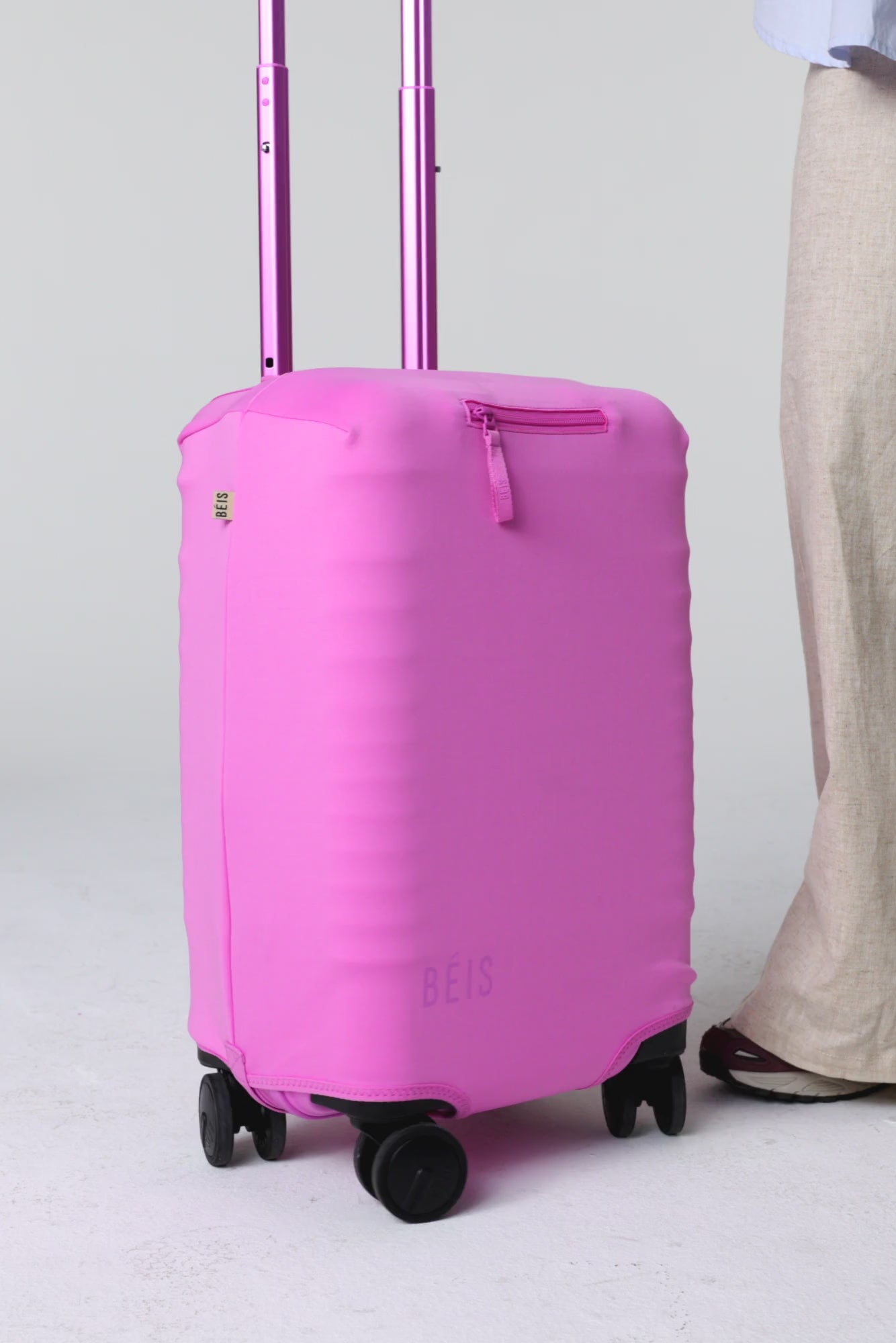 BÉIS 'The Small Carry-On Luggage Cover' in Berry