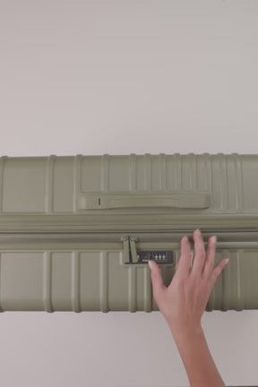 BÉIS 'The Large Check-In Roller' in Olive - Olive Green Large 29" Check ...
