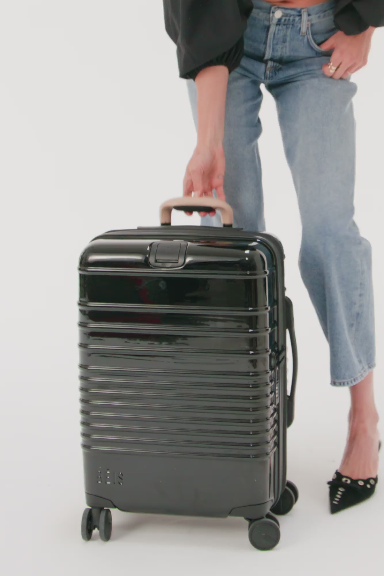 BÉIS 'The Carry-On Roller'' in Glossy Black - High Gloss 21" Carry On Luggage in Black