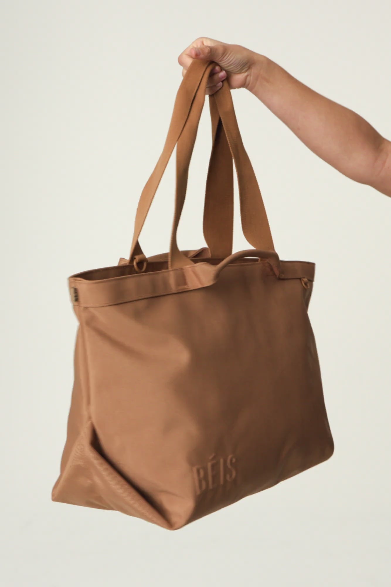 BEIS トラベルバッグ　49L BÉIS 'The Travel Tote' in Camel - Best Large Travel Tote Bag