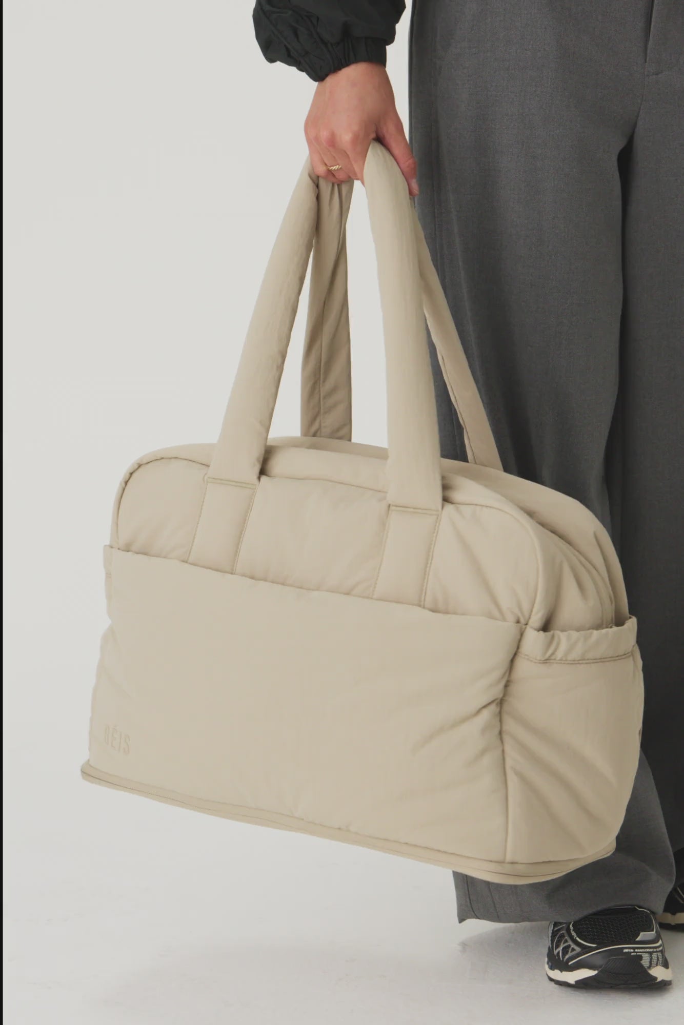 BÉIS 'The Air Duffle' in Oat - Oat Duffle Bag for Travel