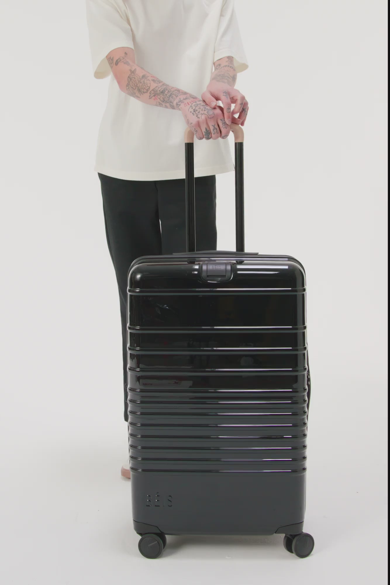 BÉIS 'The Medium Check-in Roller'' in Glossy Black - High Gloss 26 Medium Check-in Roller in Black