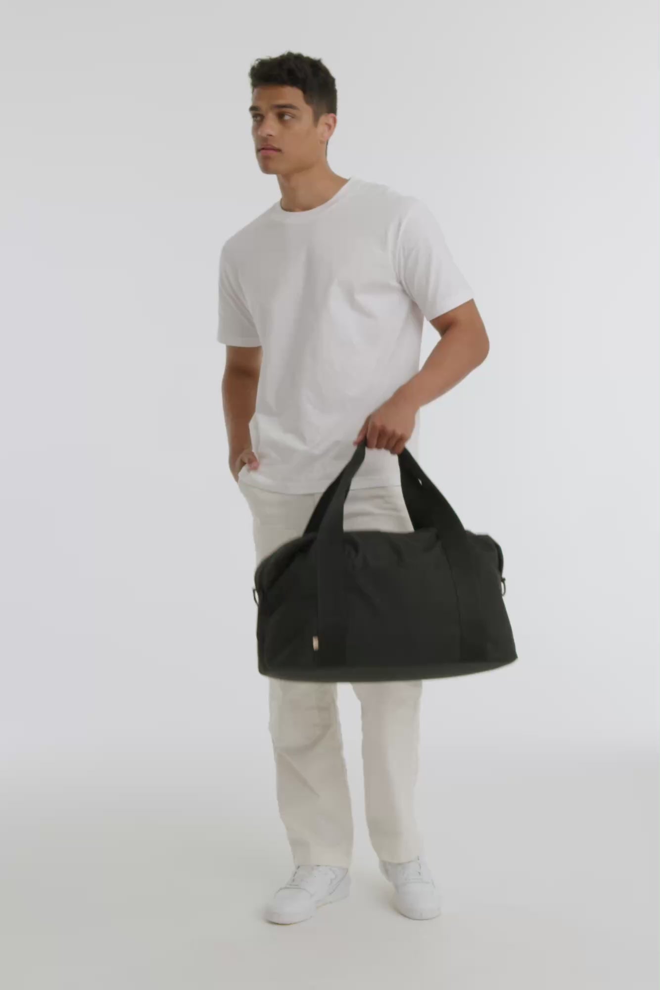 Béis The Convertible Duffle Bag in Black