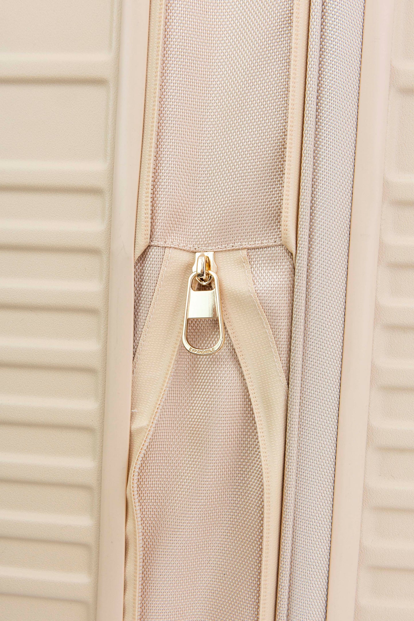 Carry-On Roller Beige Expandable Zipper Detail