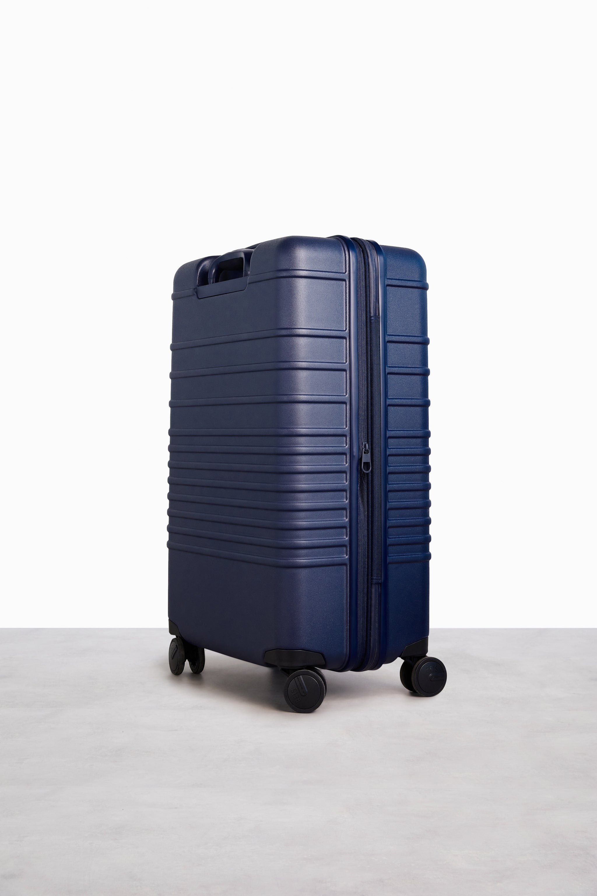BÉIS 'The 26" Check-In Roller' in Navy - 26 Inch Blue Luggage & Navy ...