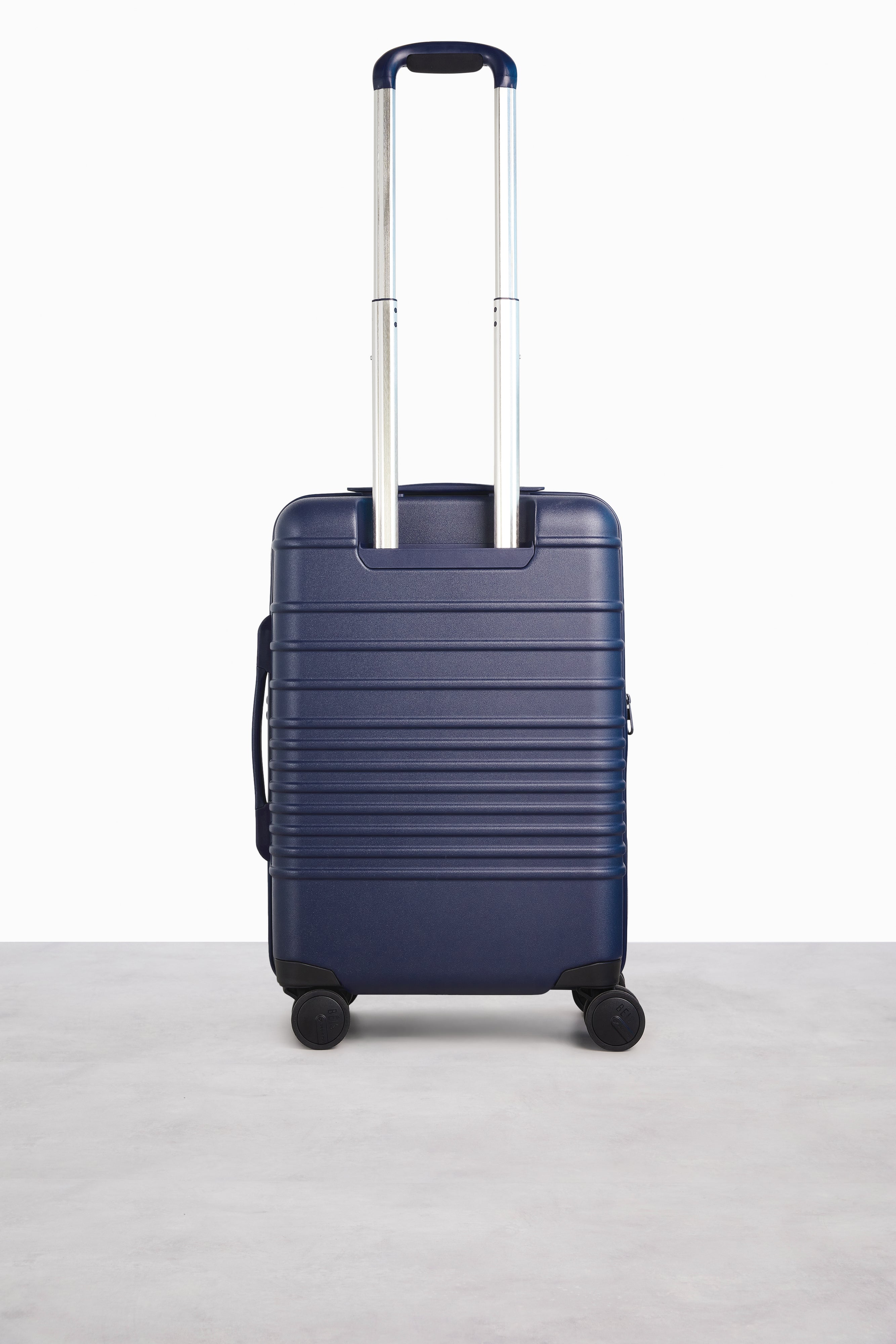 BÉIS 'The Carry On Roller' in Navy - Blue Suitcase & 21