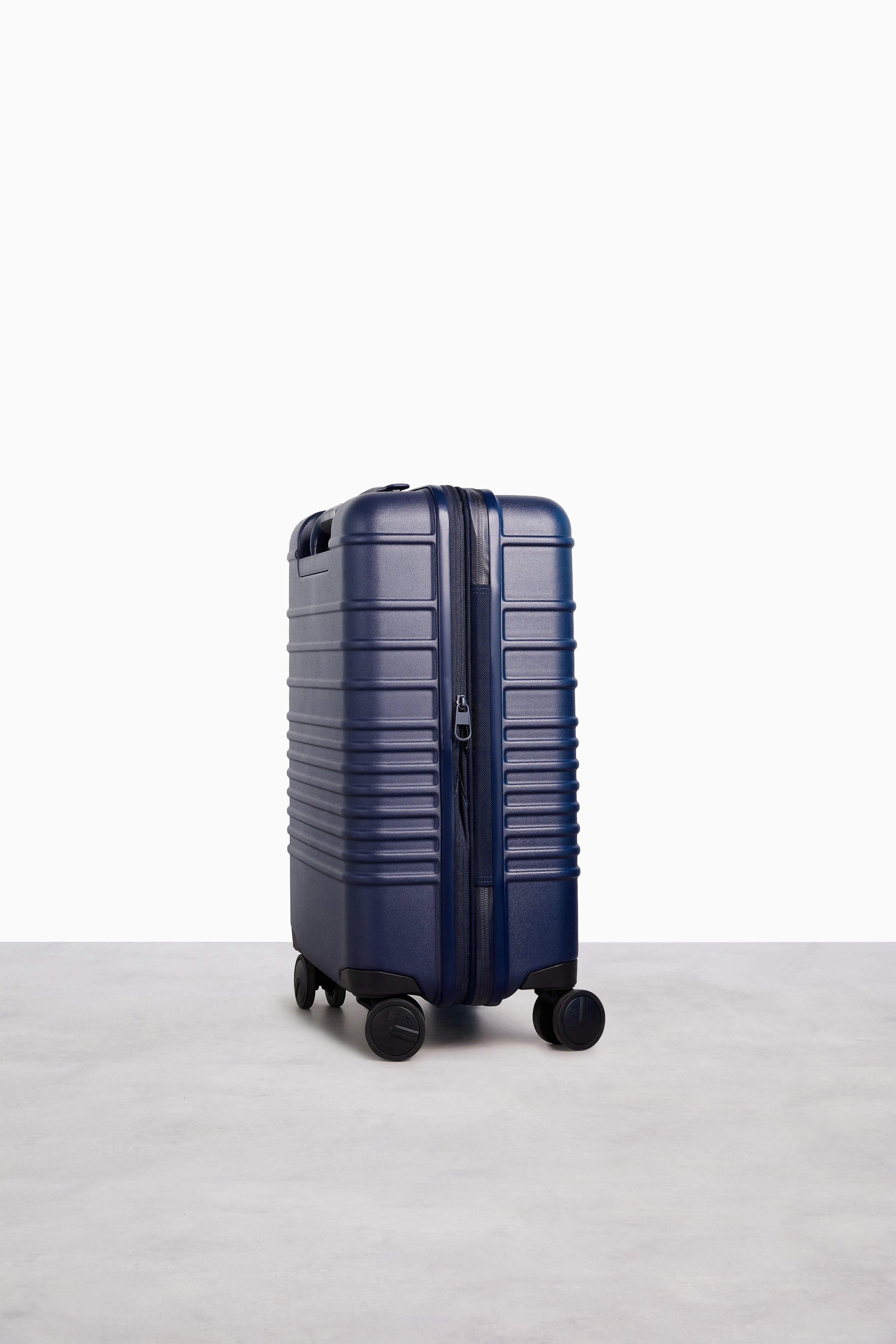 BÉIS 'The Carry On Roller' in Navy - Blue Suitcase & 21