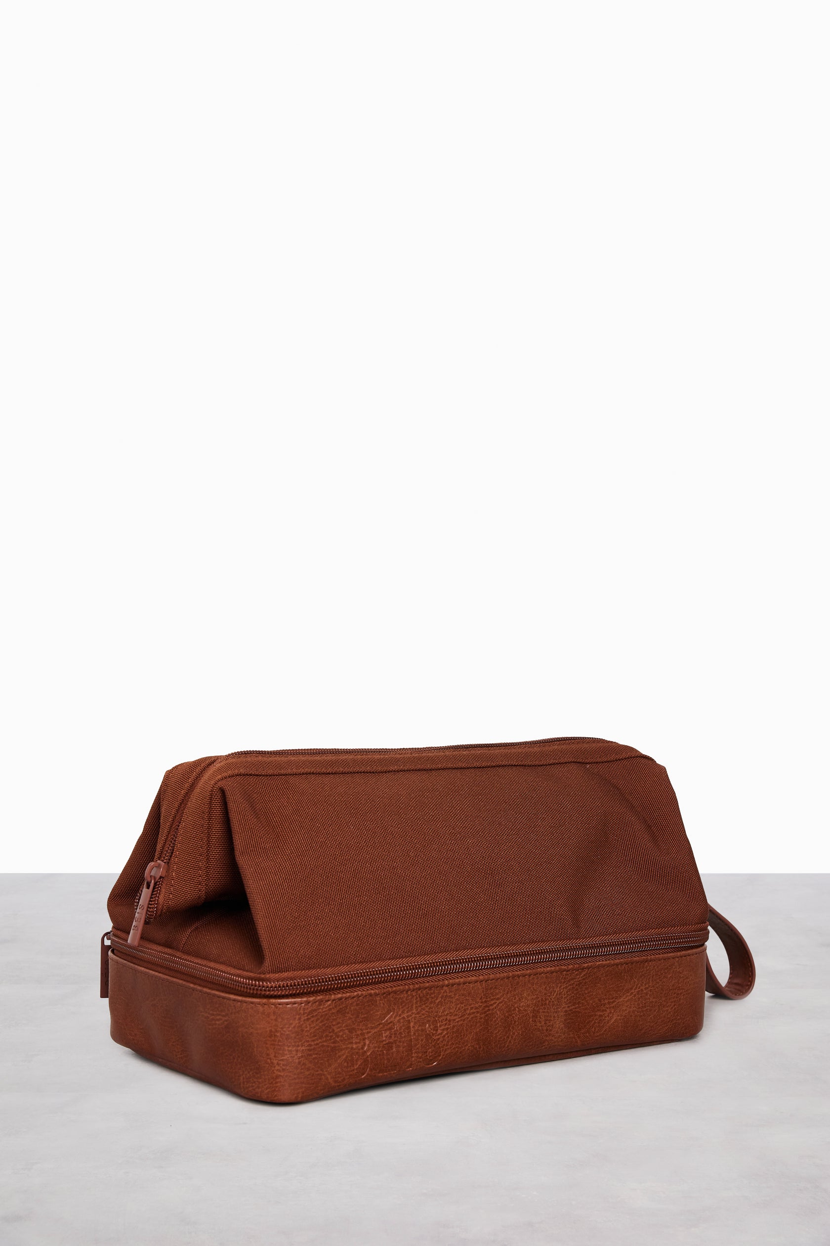 BÉIS 'The Dopp Kit' In Maple - Brown Travel Toiletry Bag & Toiletry Kit