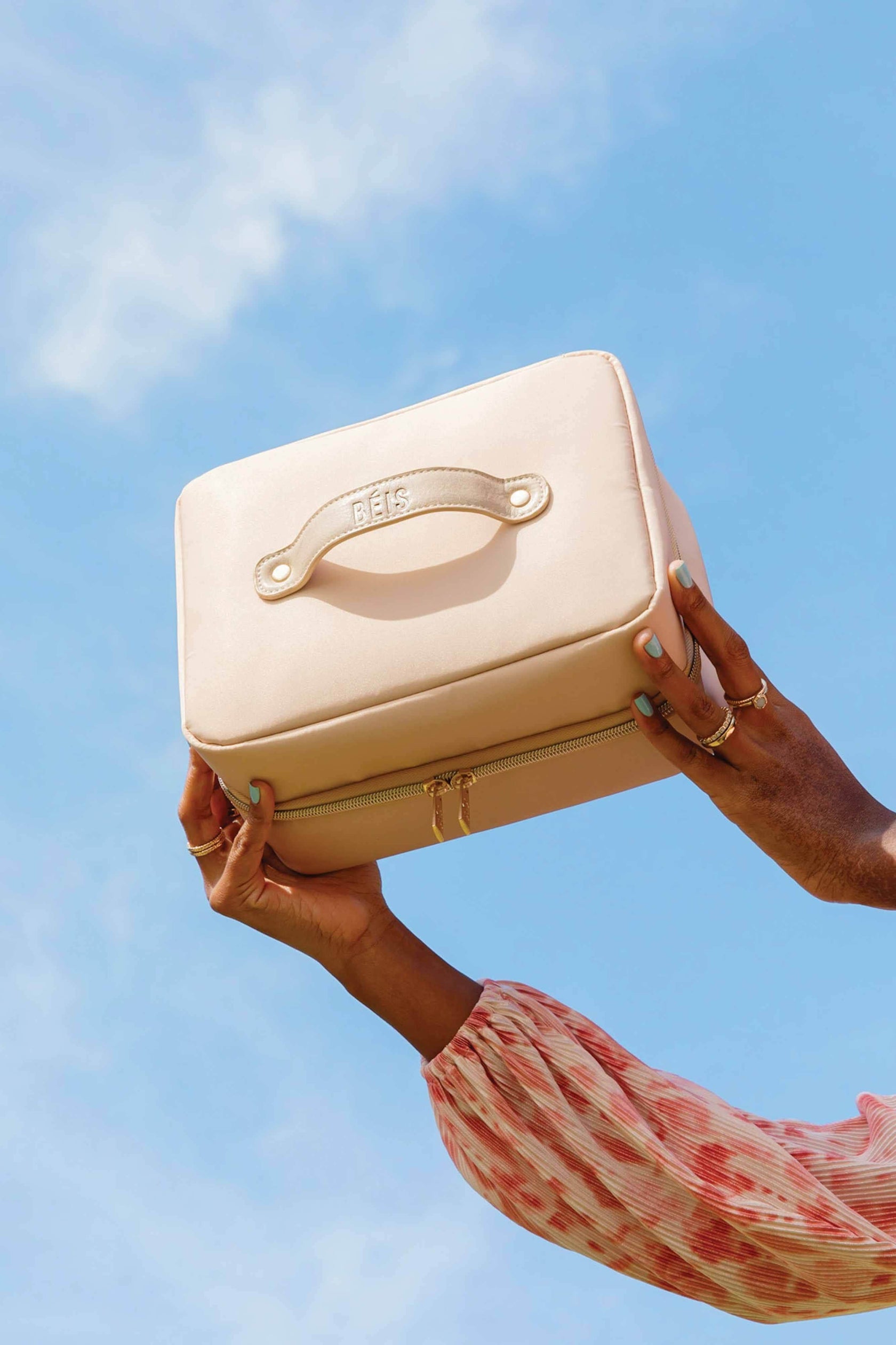 BÉIS 'The Hanging Cosmetic Case' in Beige - Hanging Toiletry Bag & Cosmetic Case