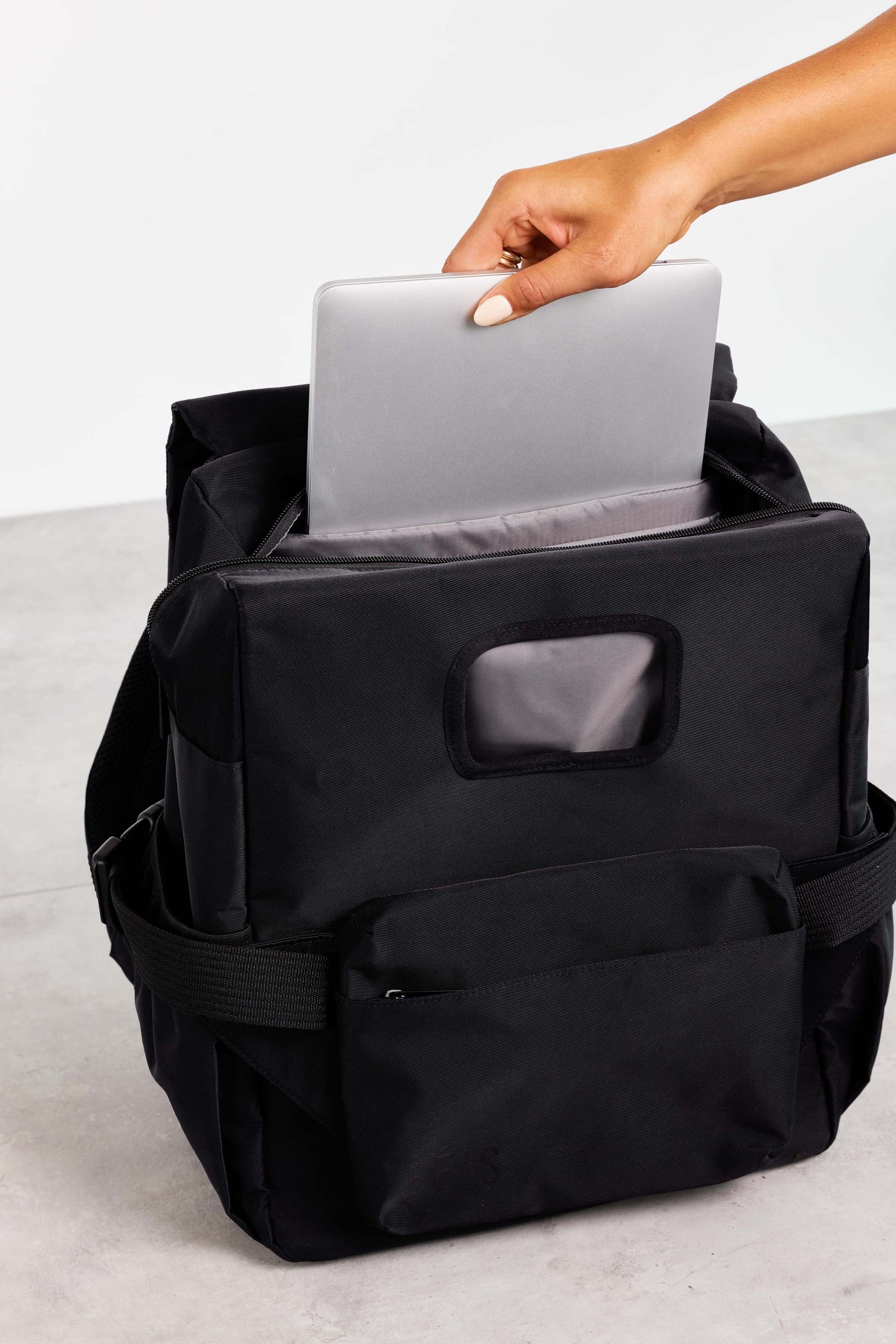 BÉIS 'The Ultimate Diaper Backpack' in Black - Diaper Bag & Diaper Backpack