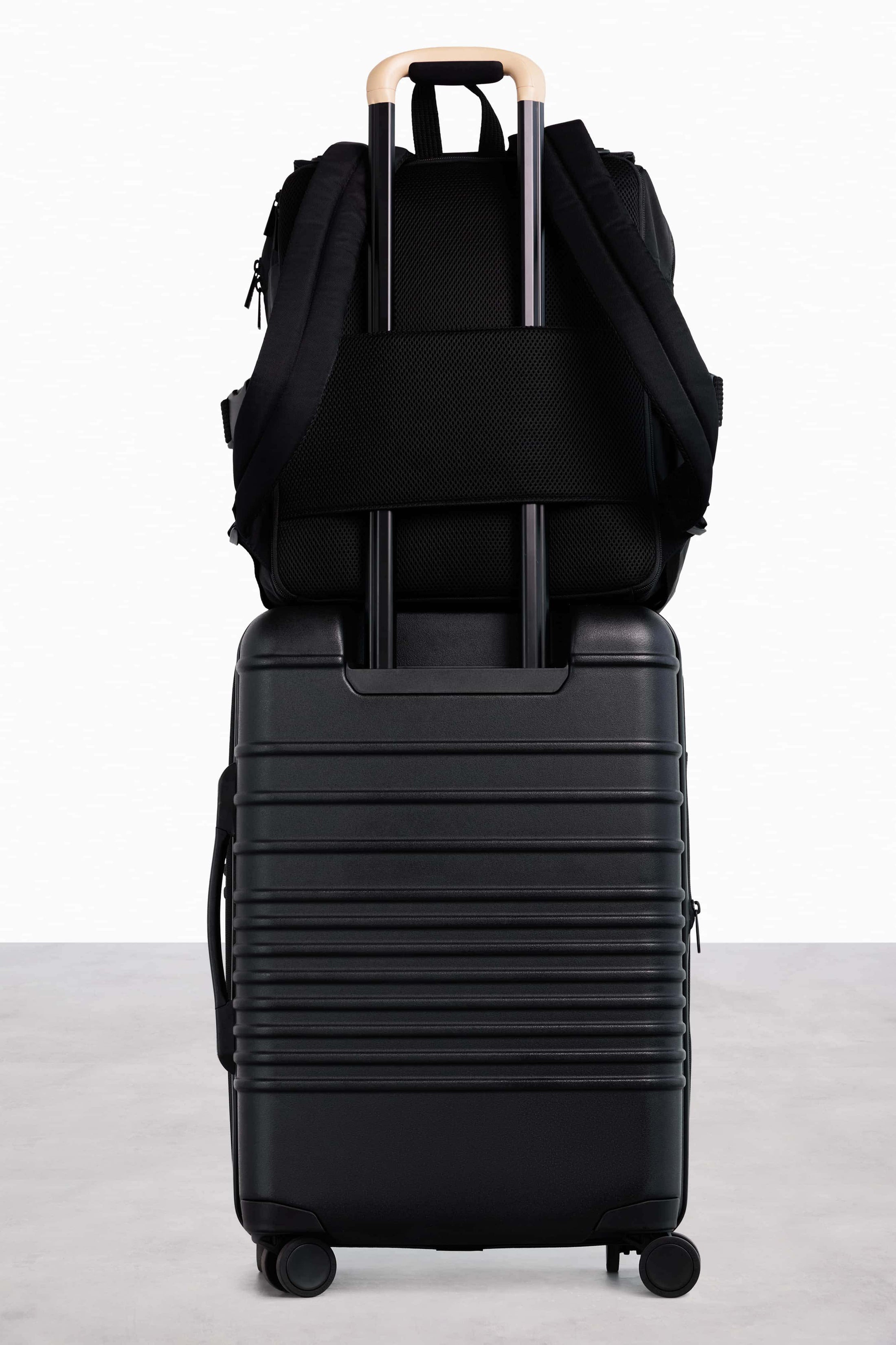 BÉIS 'The Ultimate Diaper Backpack' in Black - Diaper Bag & Diaper Backpack