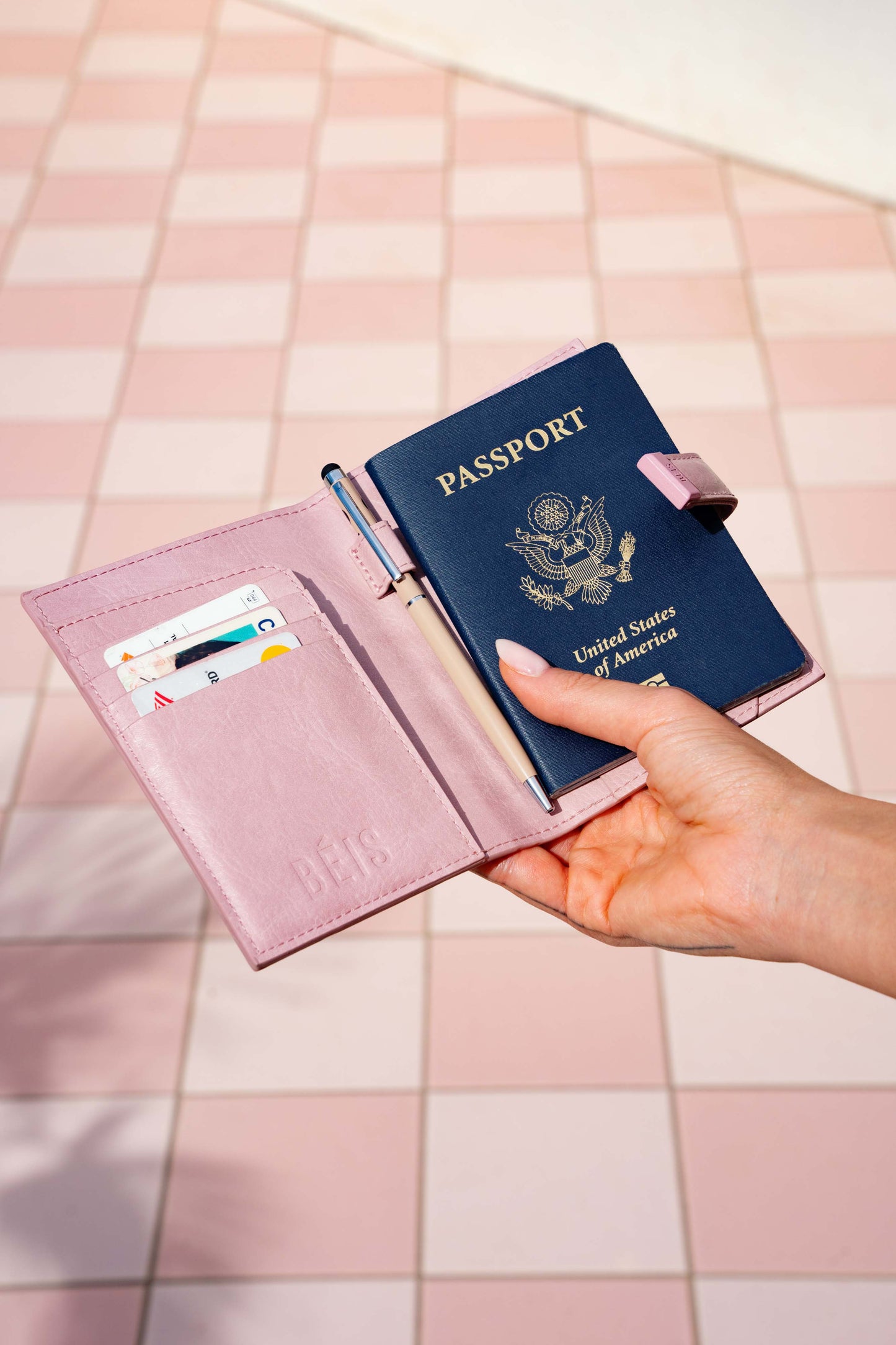 BÉIS 'The Passport & Luggage Tag Set' in Pink - Luggage Tag & Passport  Holder Set in Pink