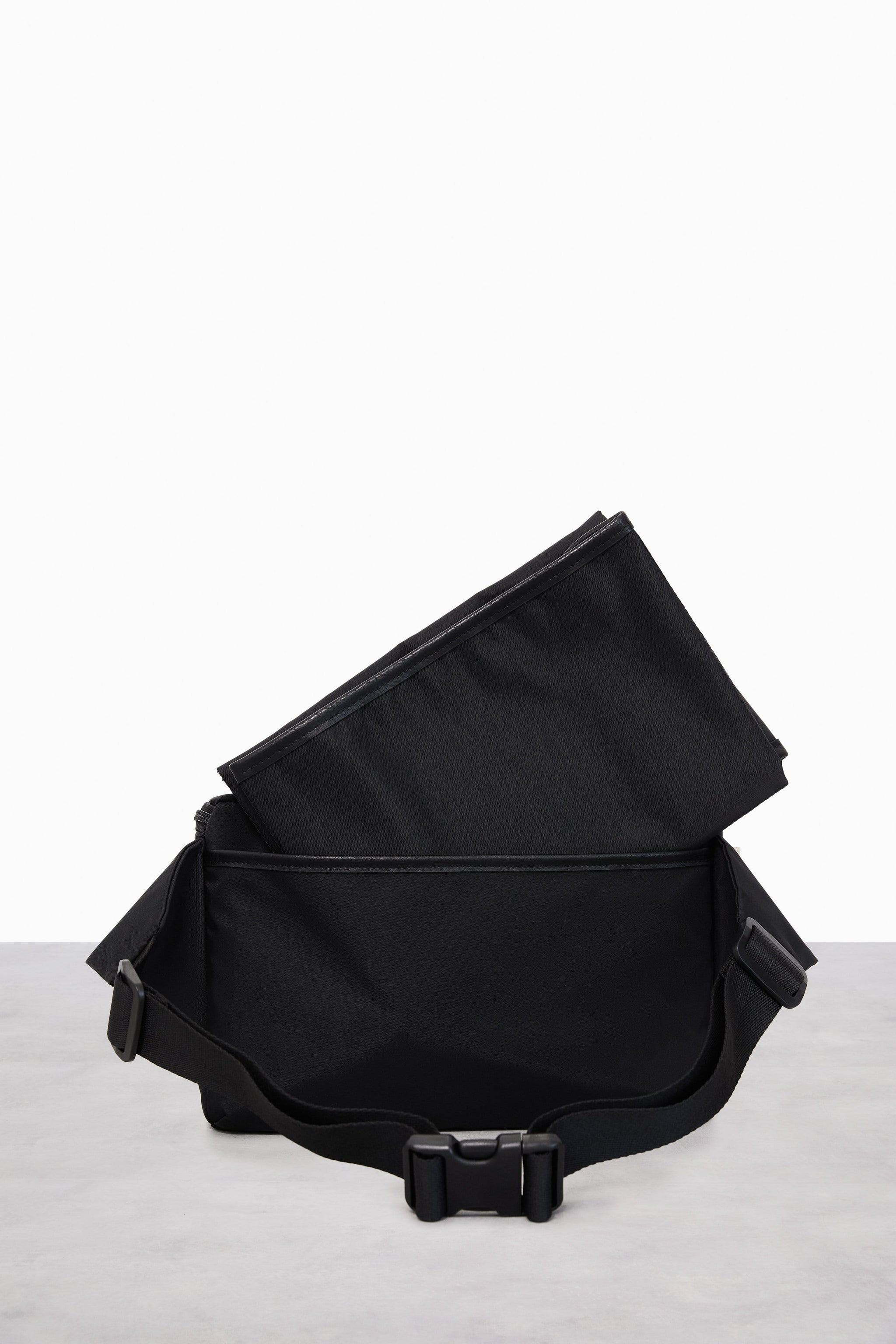 BÉIS 'The Diaper Pack' in Black - Diaper Fanny Pack & Crossbody Diaper Bag