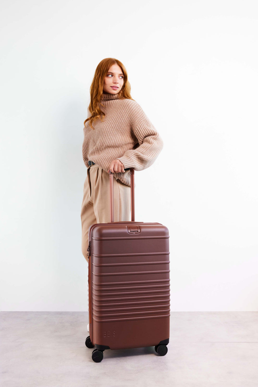 BÉIS 'The Medium CheckIn Roller' in Maple Brown 26 inch Medium