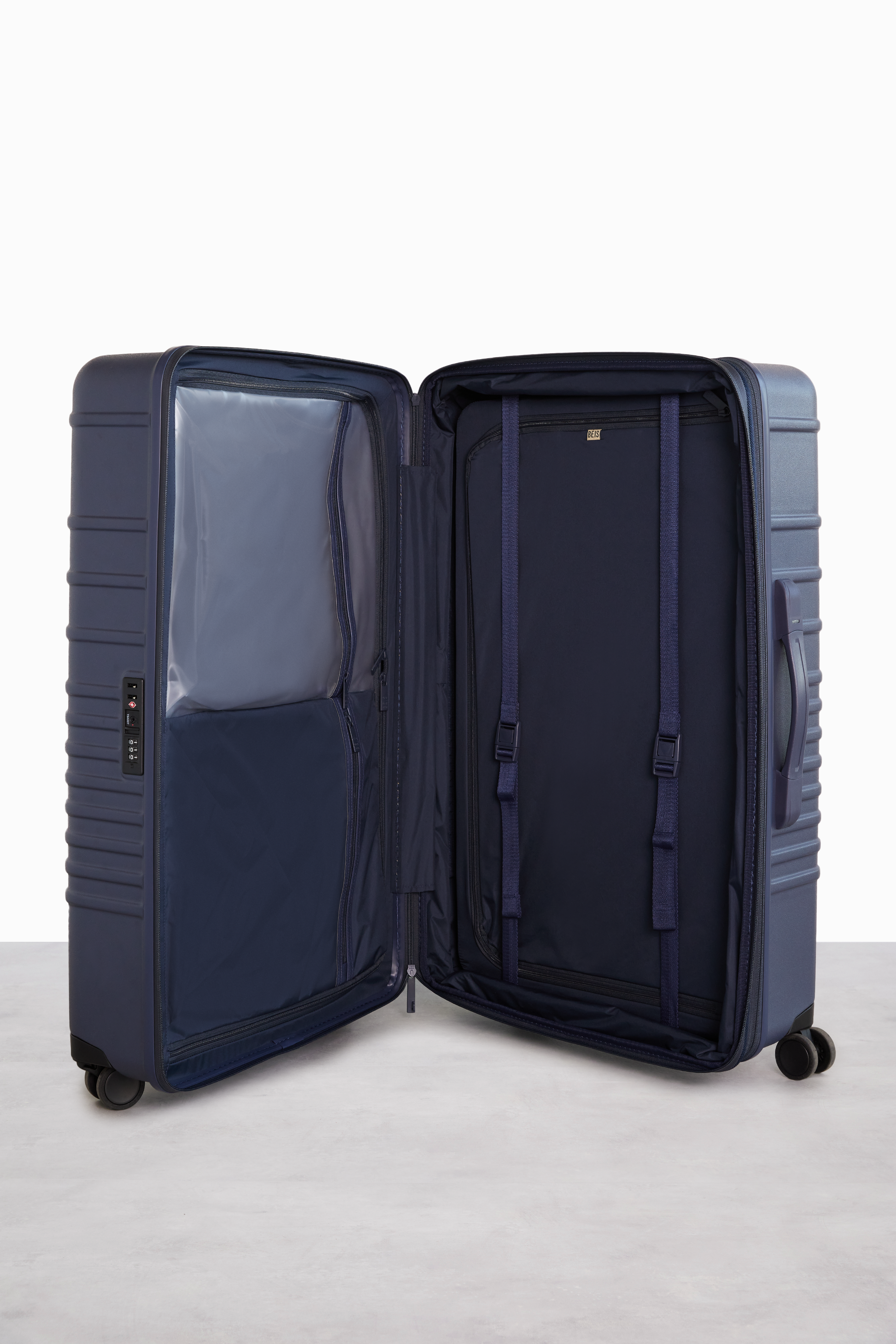 The 29 Large Check-In Roller in Navy