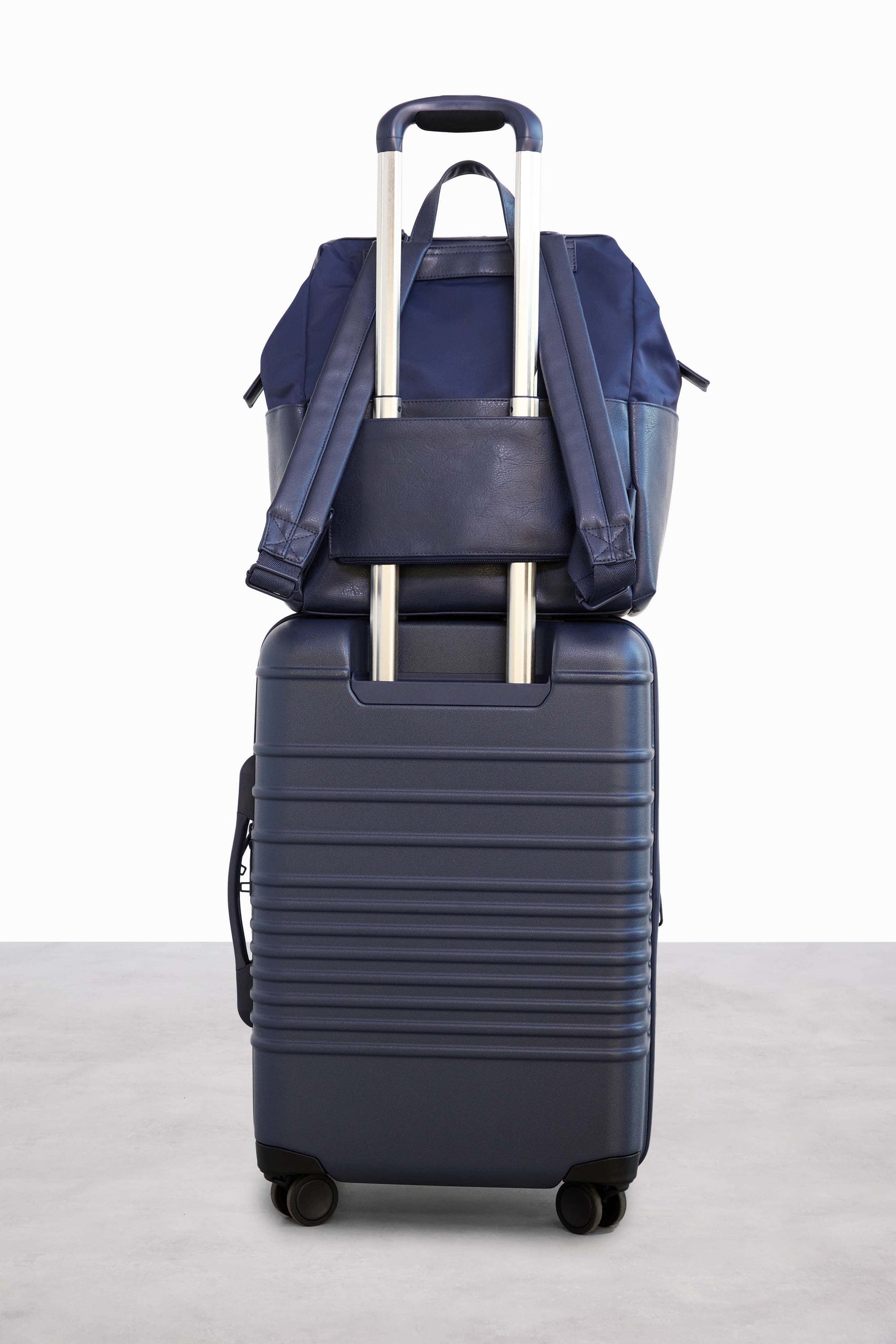 BÉIS 'The Backpack Diaper Bag' in Navy Diaper Backpack Bag in Navy