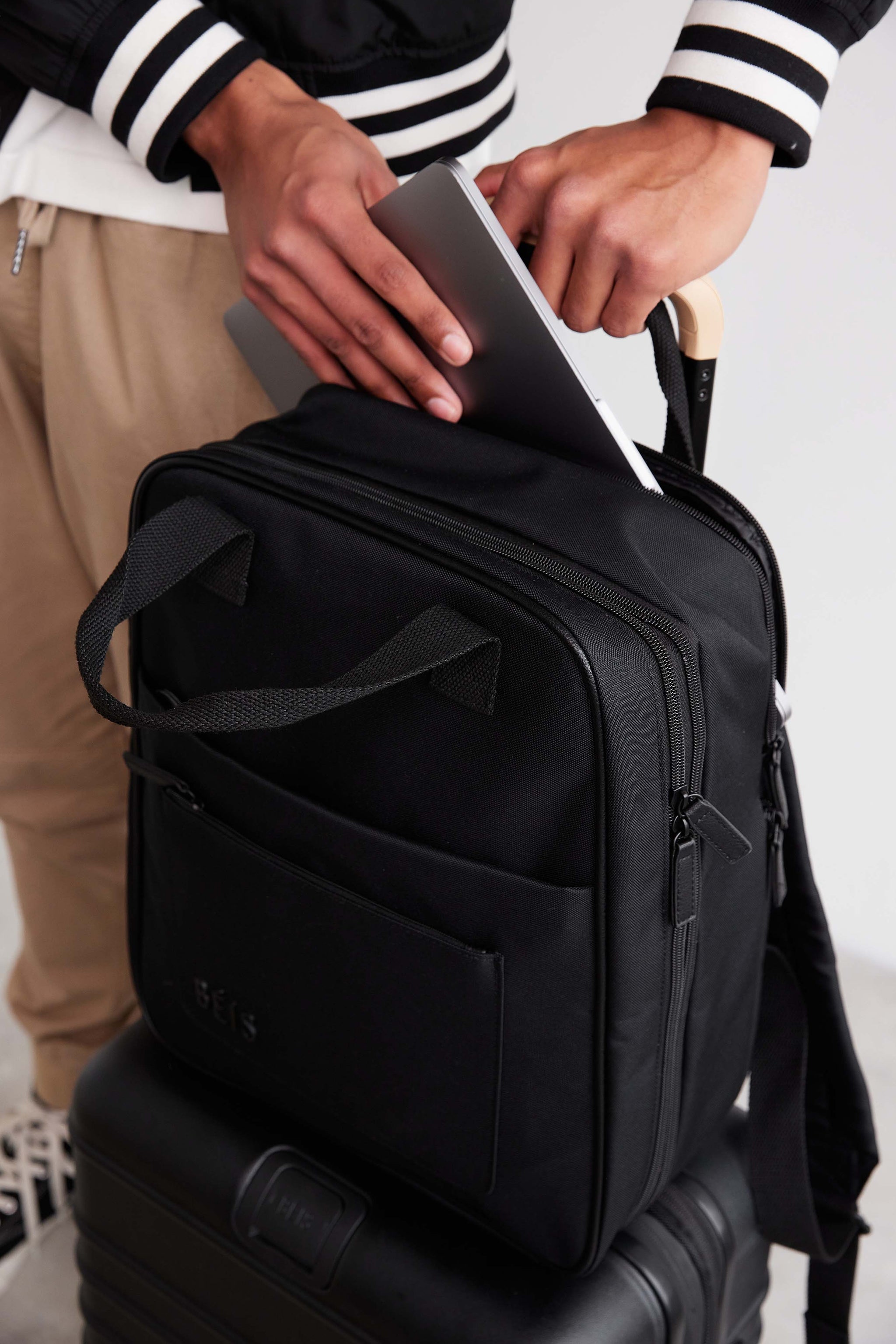 BÉIS 'The Expandable Backpack' in Black Laptop Backpack In Black