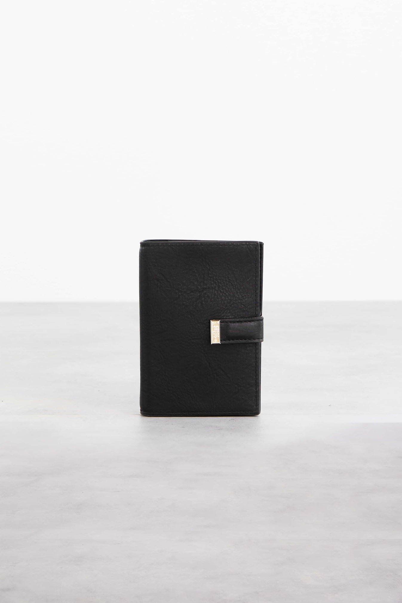 BÉIS 'The Passport Luggage Tag Set' in Black Passport Holder