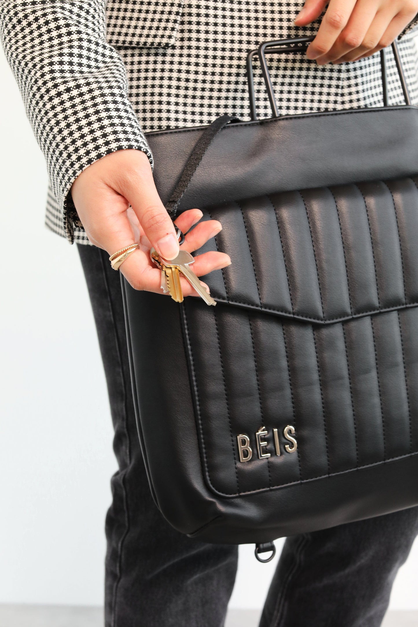 BEIS Messenger Backpack Ket Leahs detail