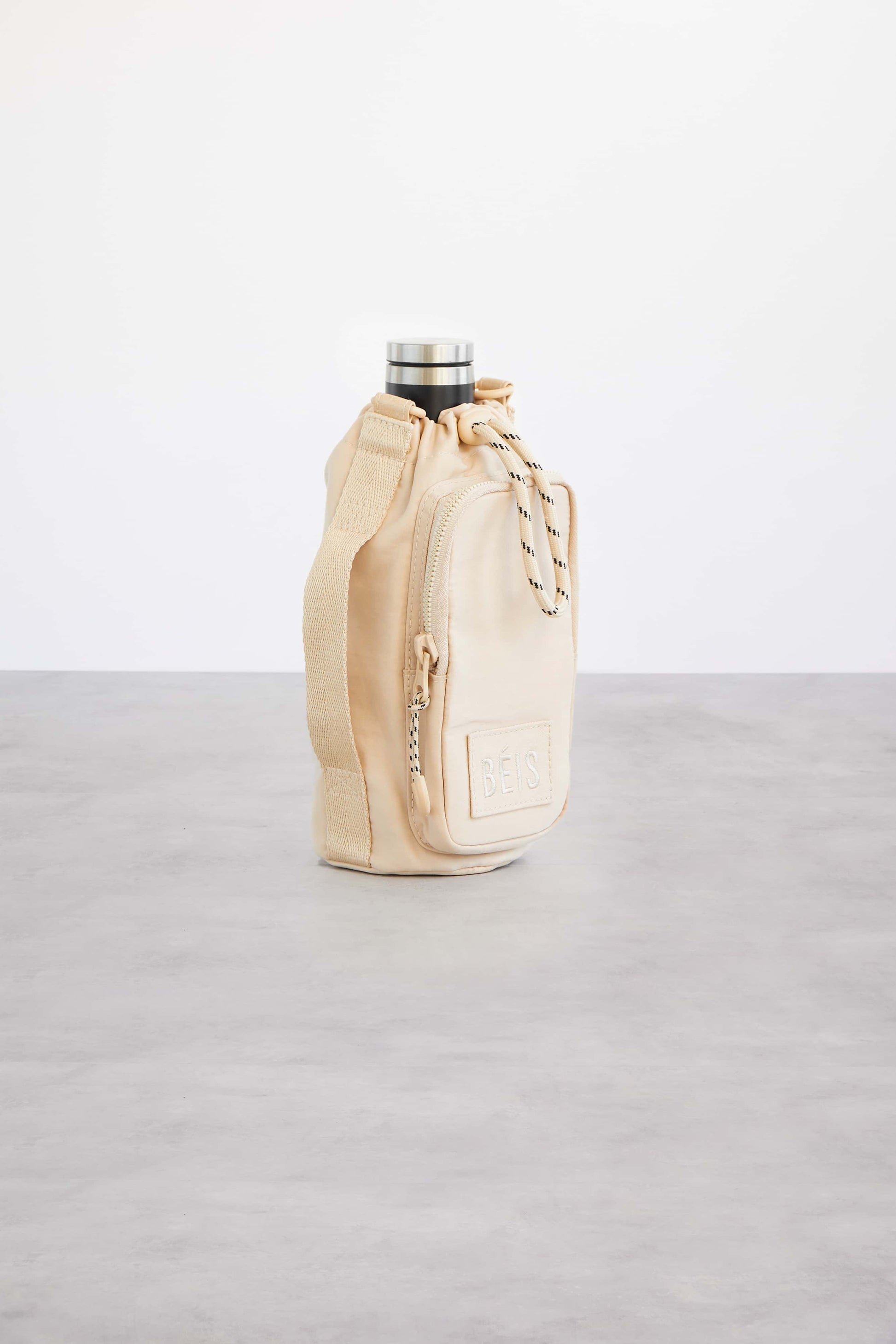 BÉIS 'The Water Bottle Sling' in Beige Water Bottle Sling For