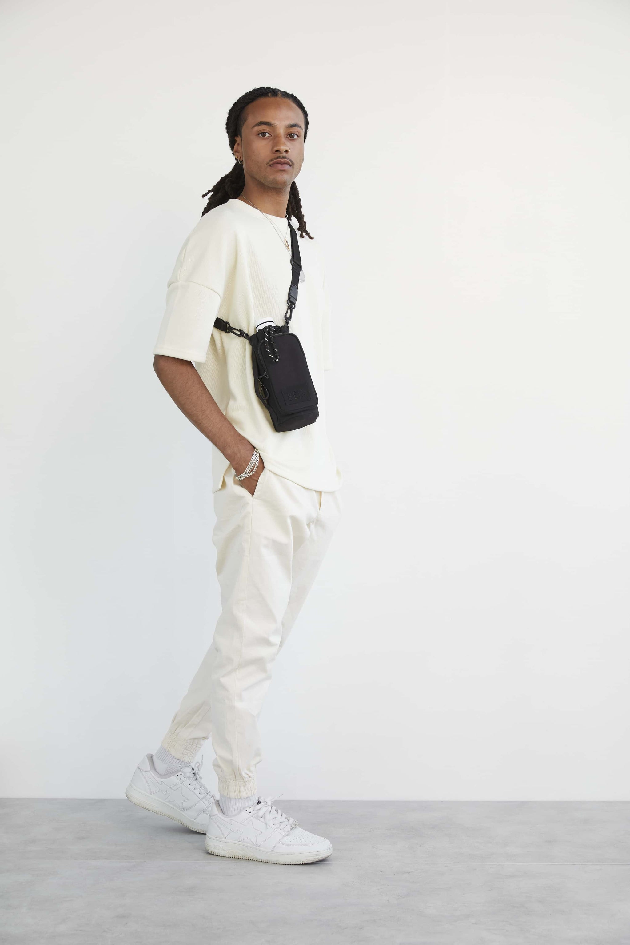 BÉIS 'The Water Bottle Sling' in Black - Water Bottle Carrier & Bag