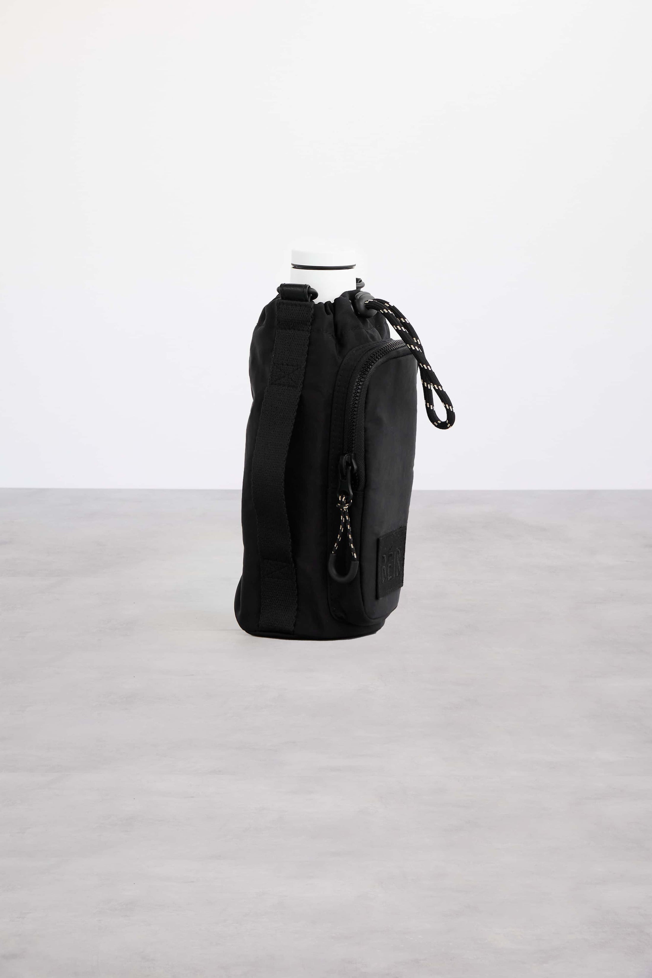 BÉIS 'The Water Bottle Sling' in Black Water Bottle Carrier & Bag